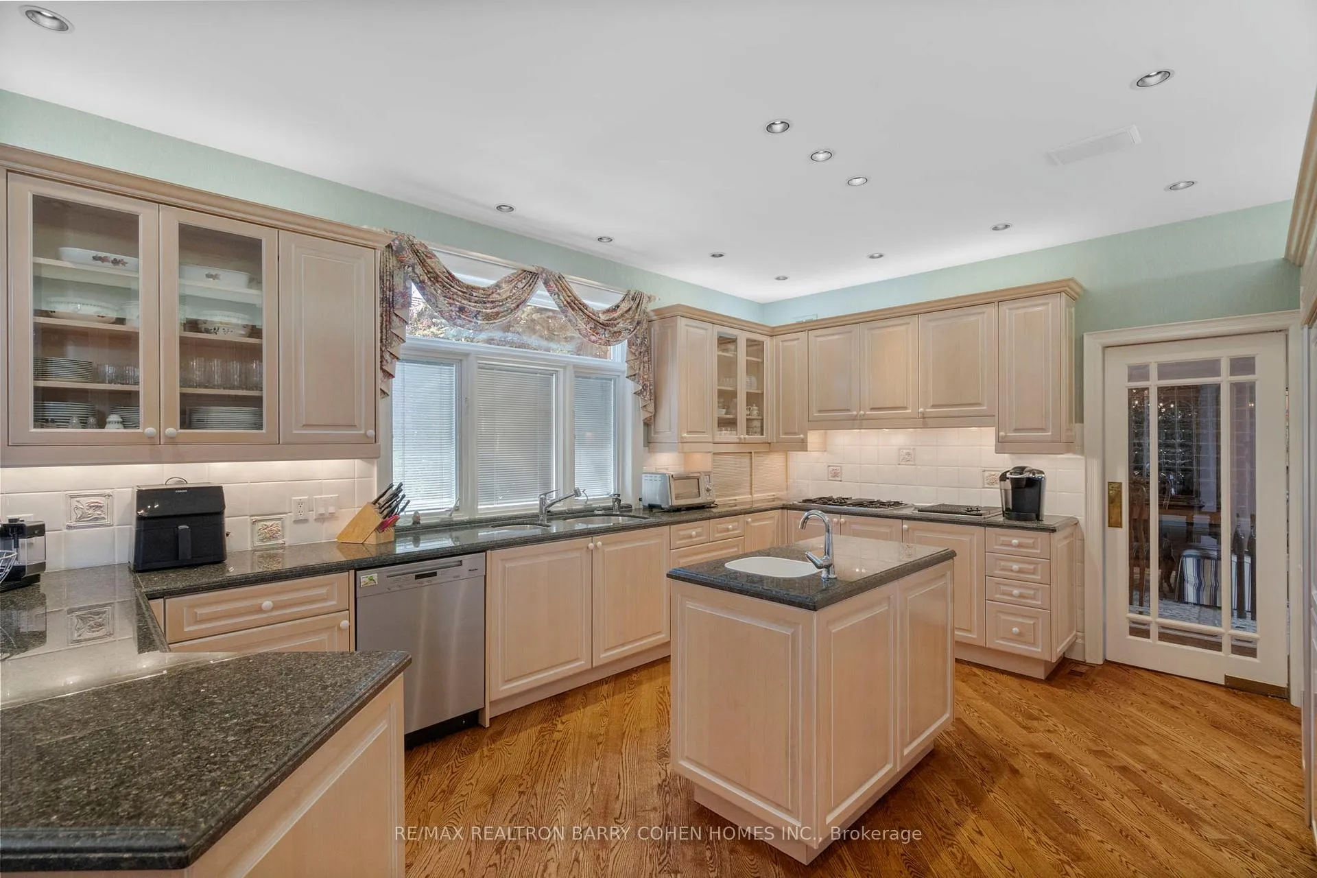 Photo 8 of 19 Vernham Avenue, North York, St. Andrew-Windfields — HOMEH
