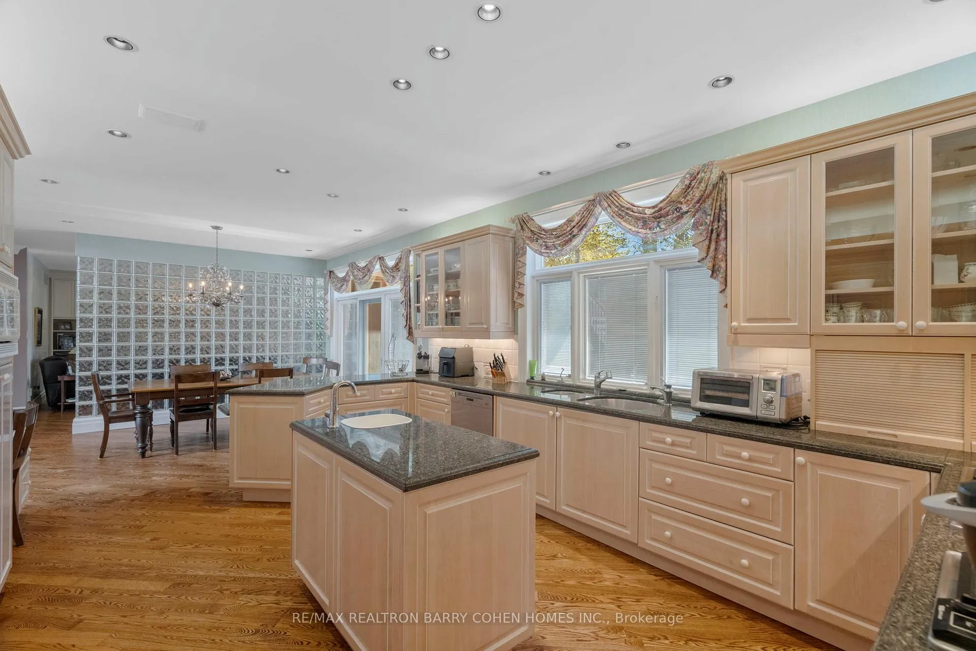 Photo 9 of 19 Vernham Avenue, North York, St. Andrew-Windfields — HOMEH