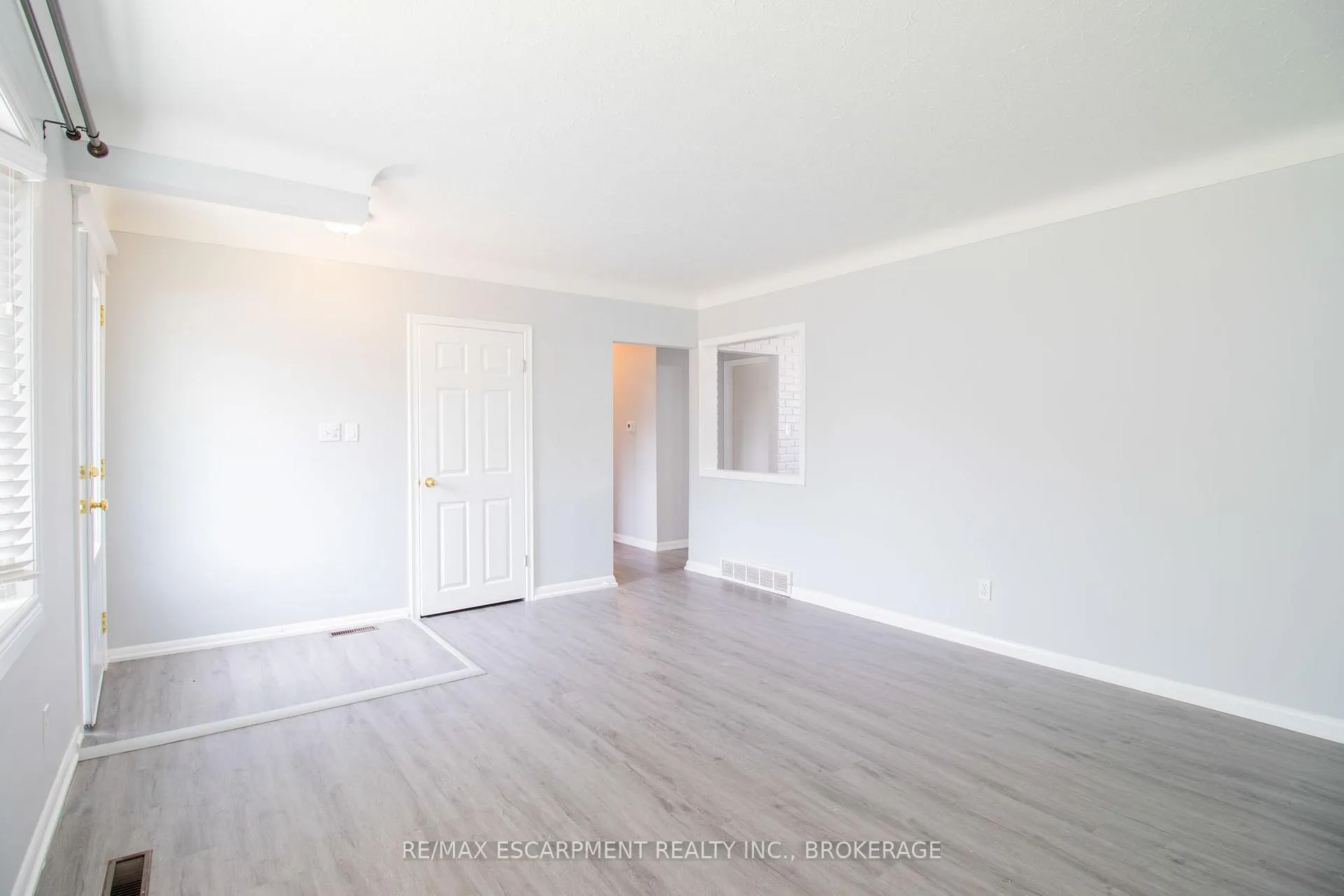 Photo 3 of Unit 1, 98 James Street E, Welland, Dain City — HOMEH