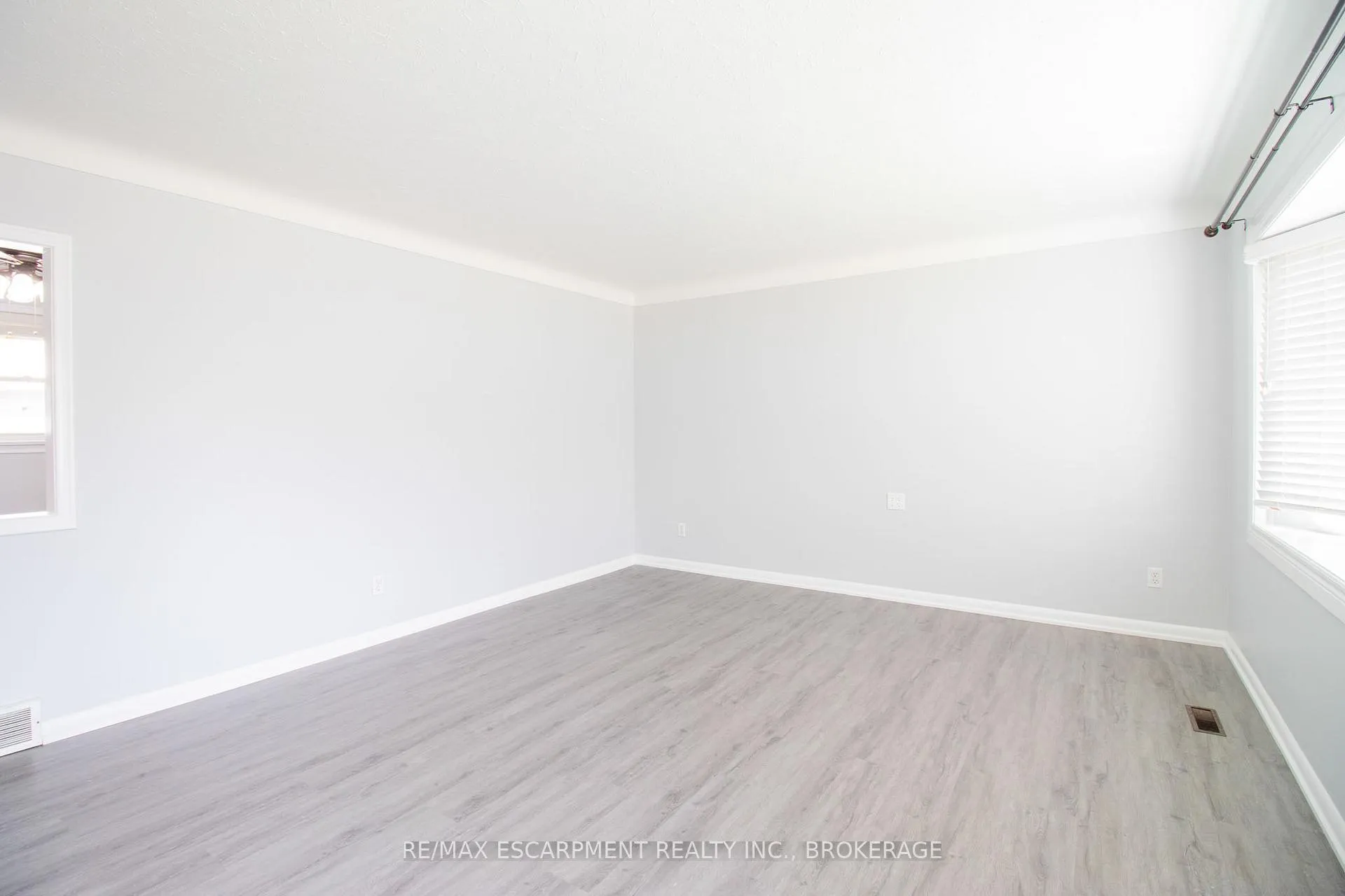 Photo 4 of Unit 1, 98 James Street E, Welland, Dain City — HOMEH