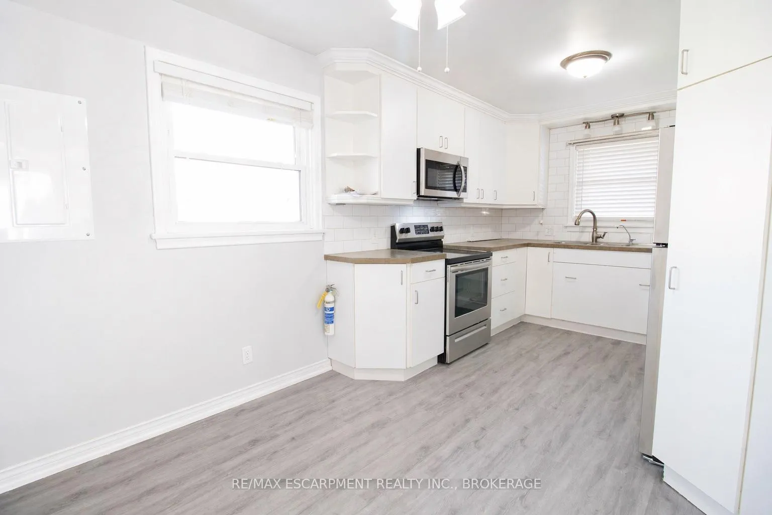 Photo 5 of Unit 1, 98 James Street E, Welland, Dain City — HOMEH