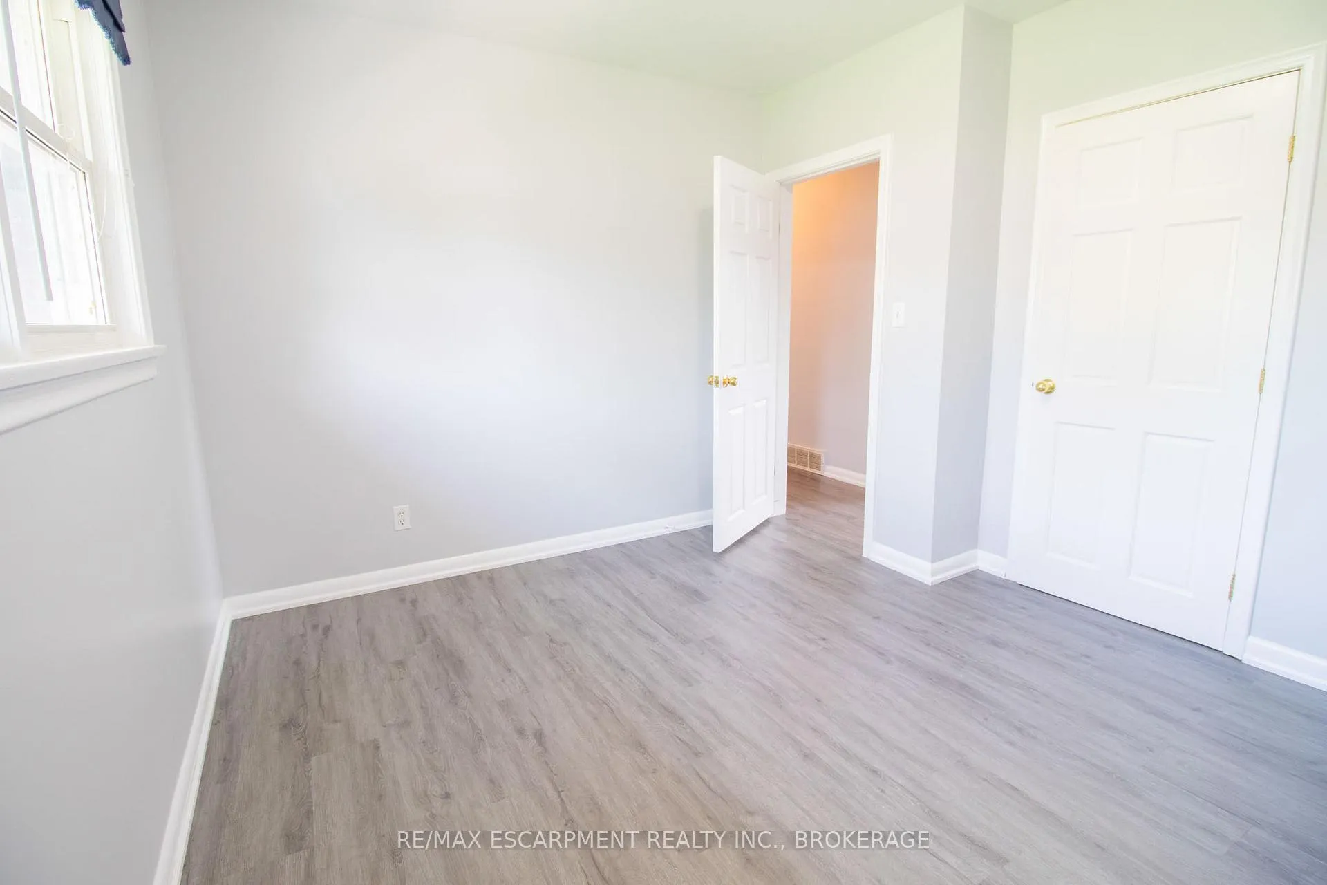 Photo 13 of Unit 1, 98 James Street E, Welland, Dain City — HOMEH