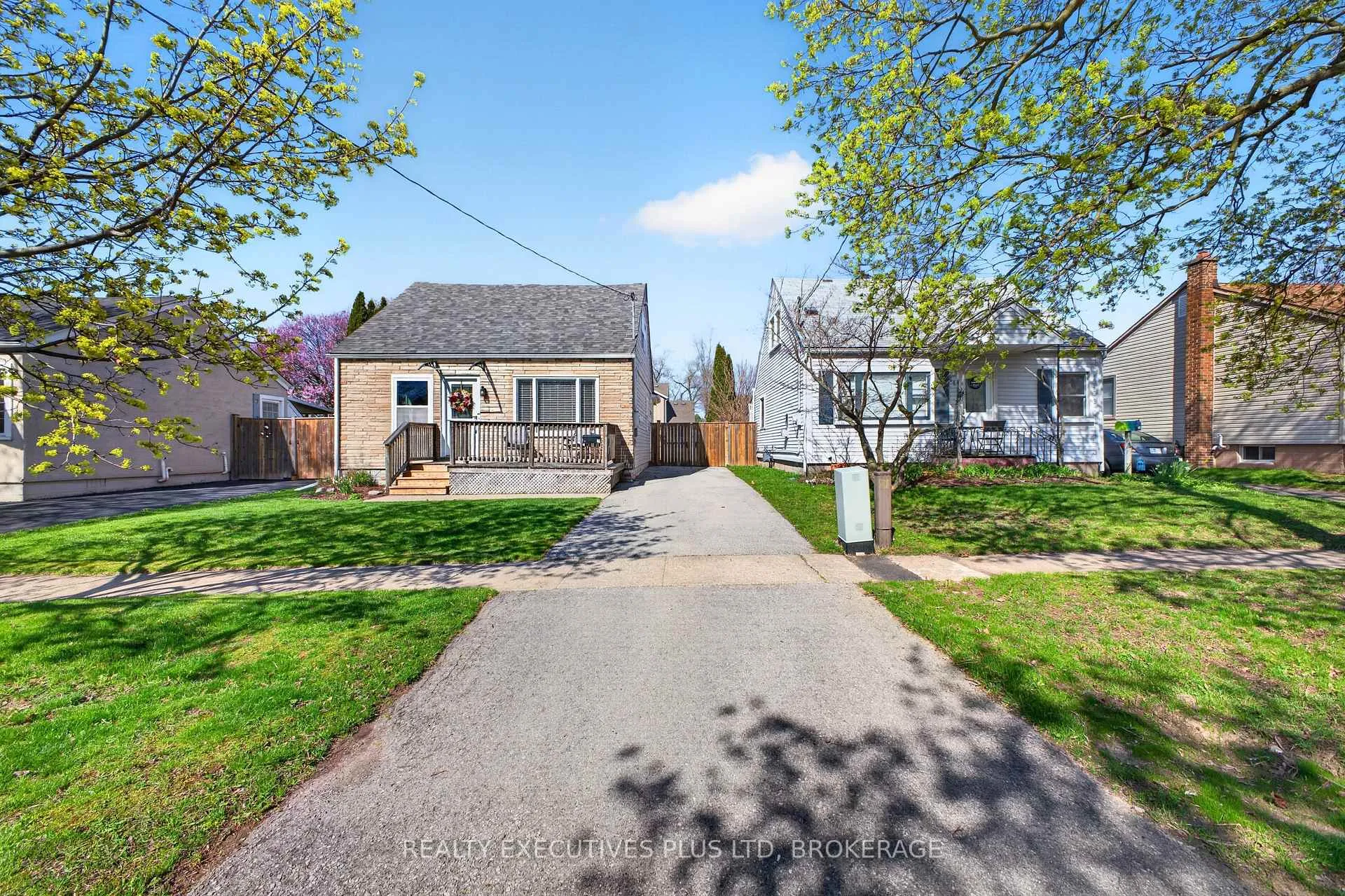 Photo 2 of 46 Doncaster Boulevard, St. Catharines, Fairview — HOMEH
