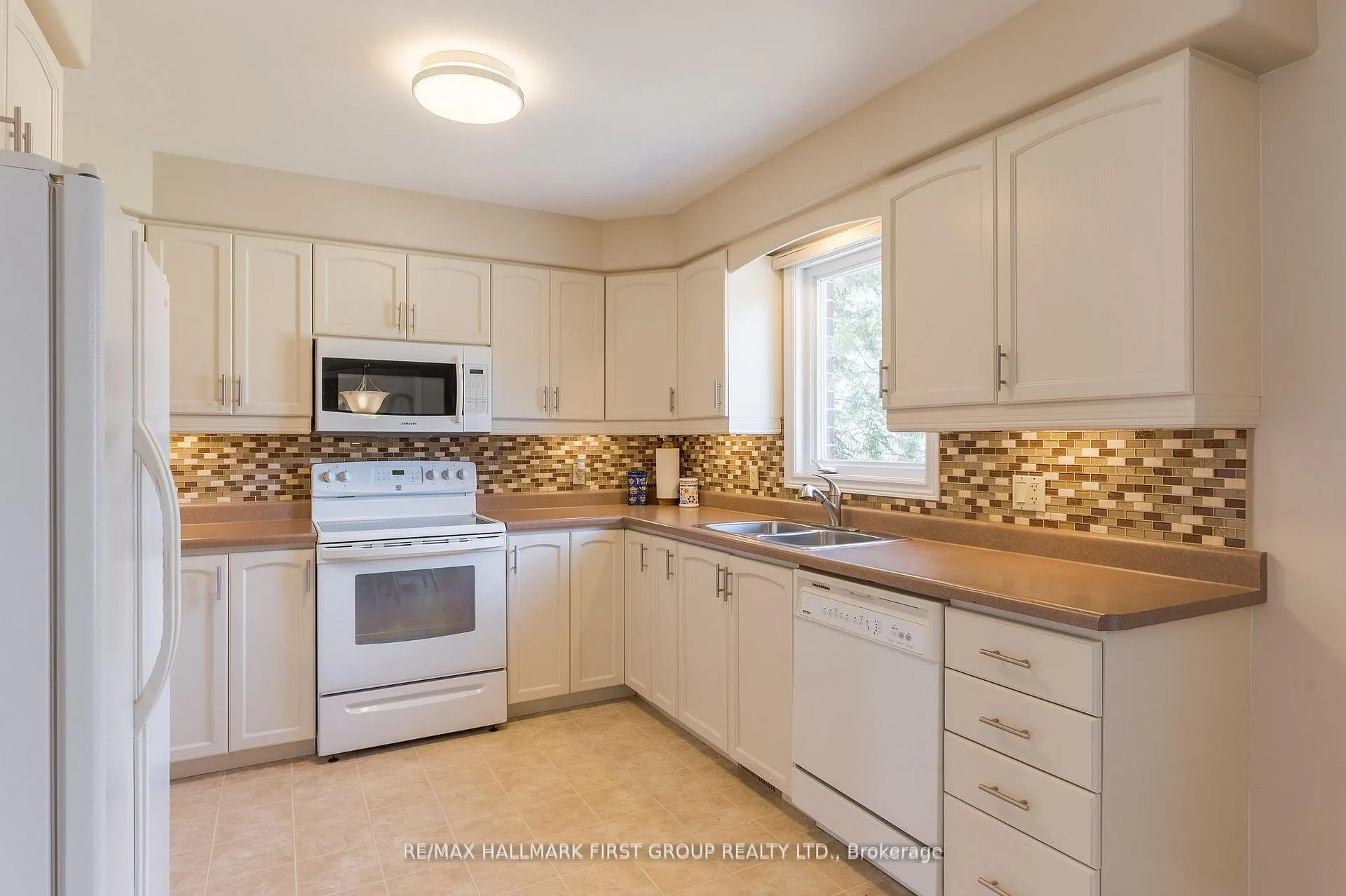 Photo 14 of 4 Bluewater Avenue, Kawartha Lakes, Fenelon — HOMEH