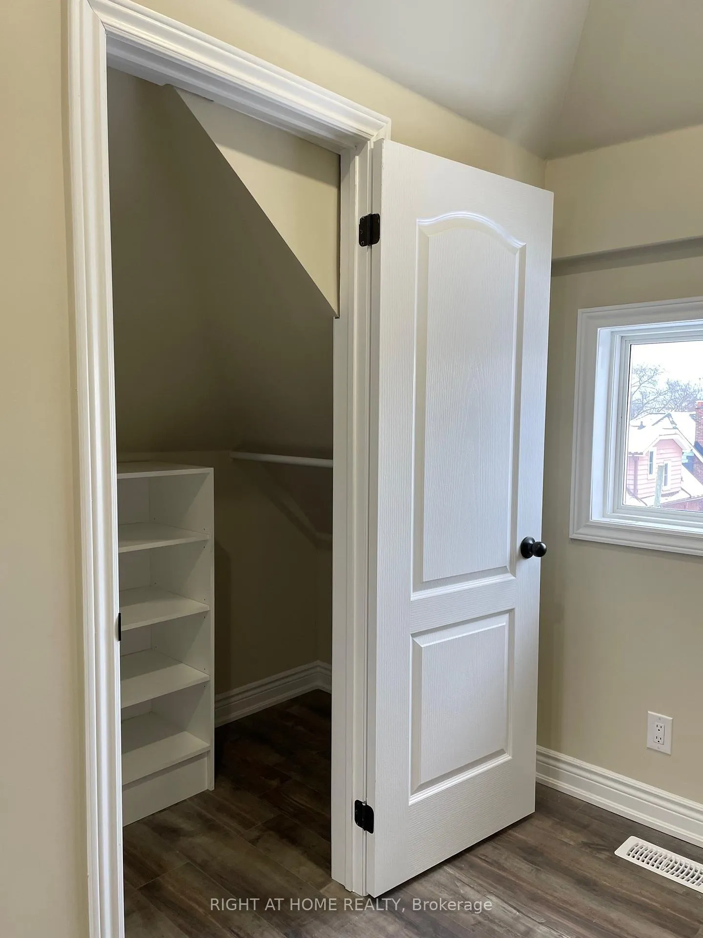 Photo 2 of Unit 2, 117 Huxley Avenue S, Hamilton, Delta — HOMEH