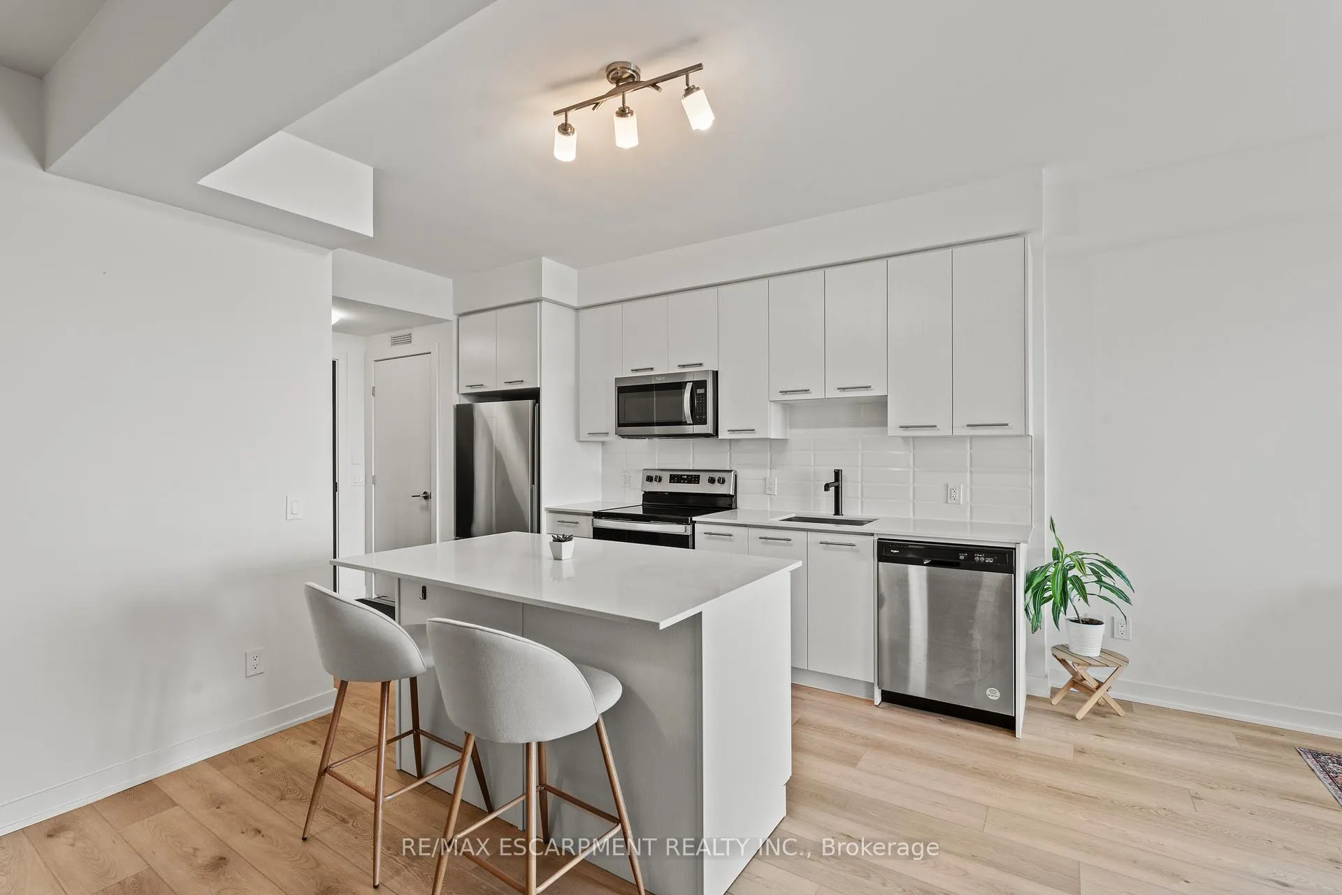 Photo 4 of Unit 1110, 385 Winston Road, Grimsby, Grimsby Beach — HOMEH