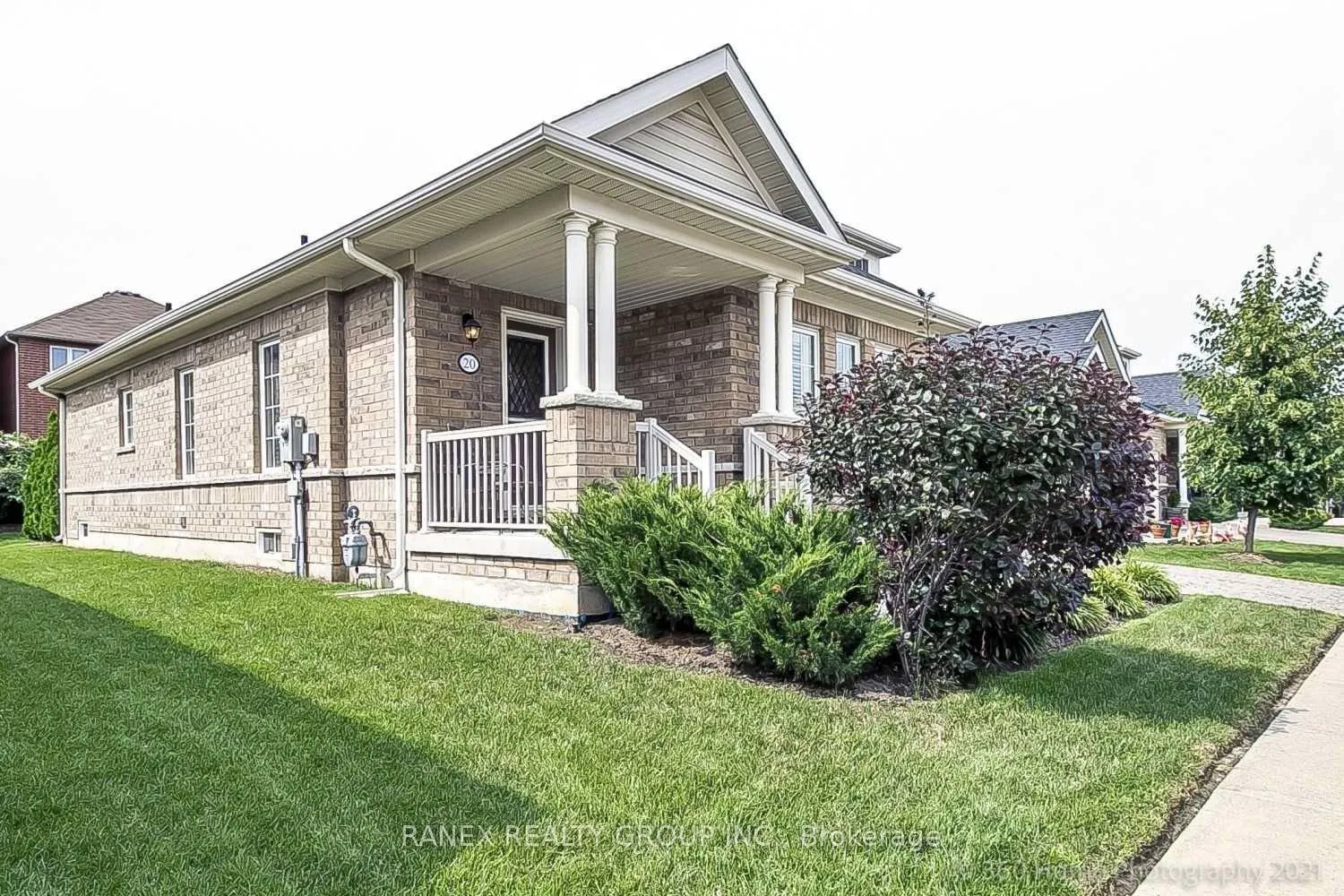 Photo 3 of 20 Muzzo Drive, Brampton, Sandringham-Wellington — HOMEH