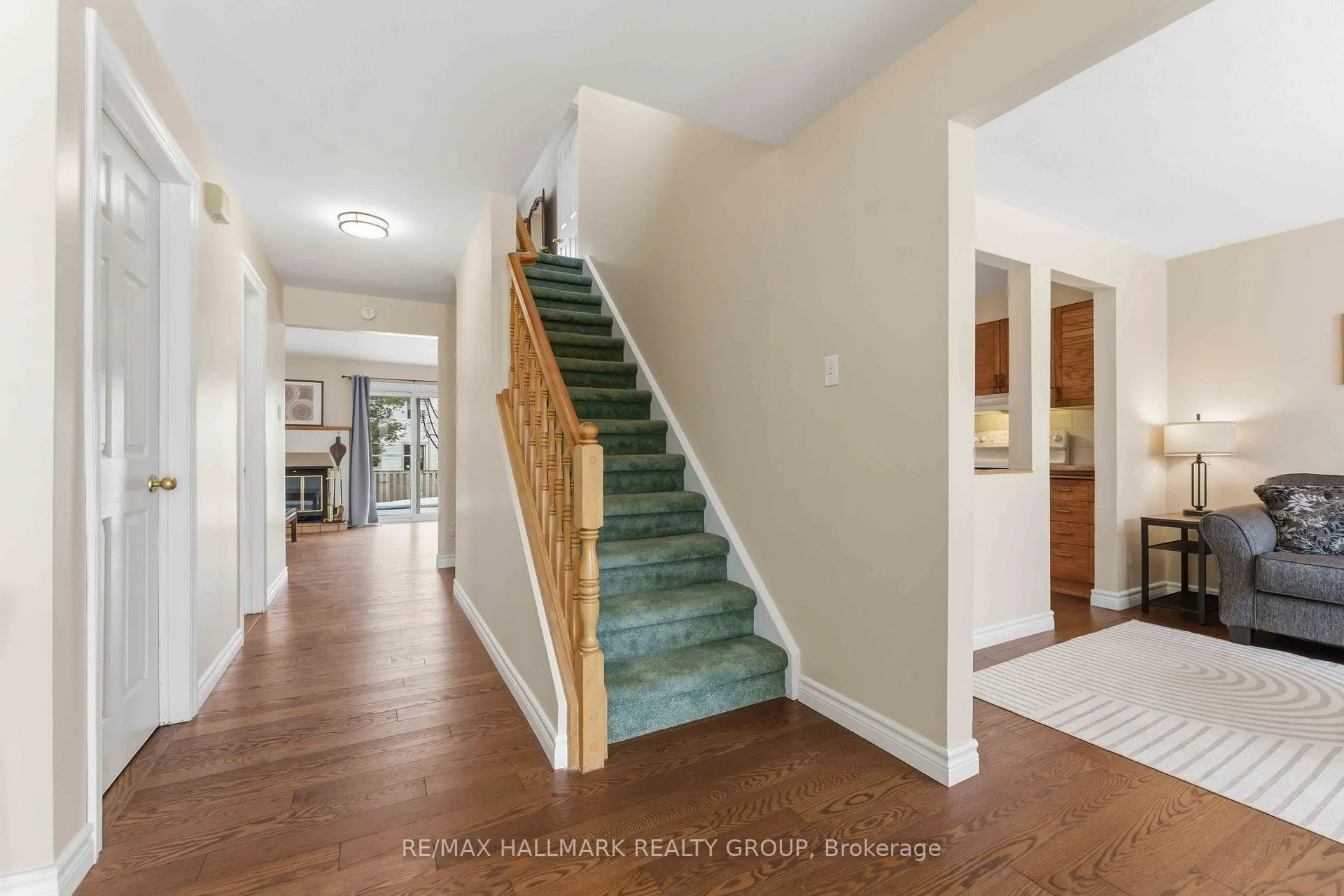 Photo 4 of 6033 Meadowglen Drive, Ottawa, Chapel Hill — HOMEH
