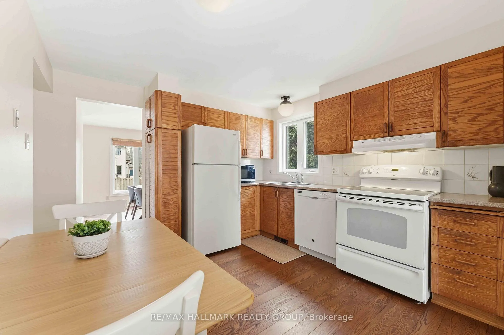 Photo 10 of 6033 Meadowglen Drive, Ottawa, Chapel Hill — HOMEH