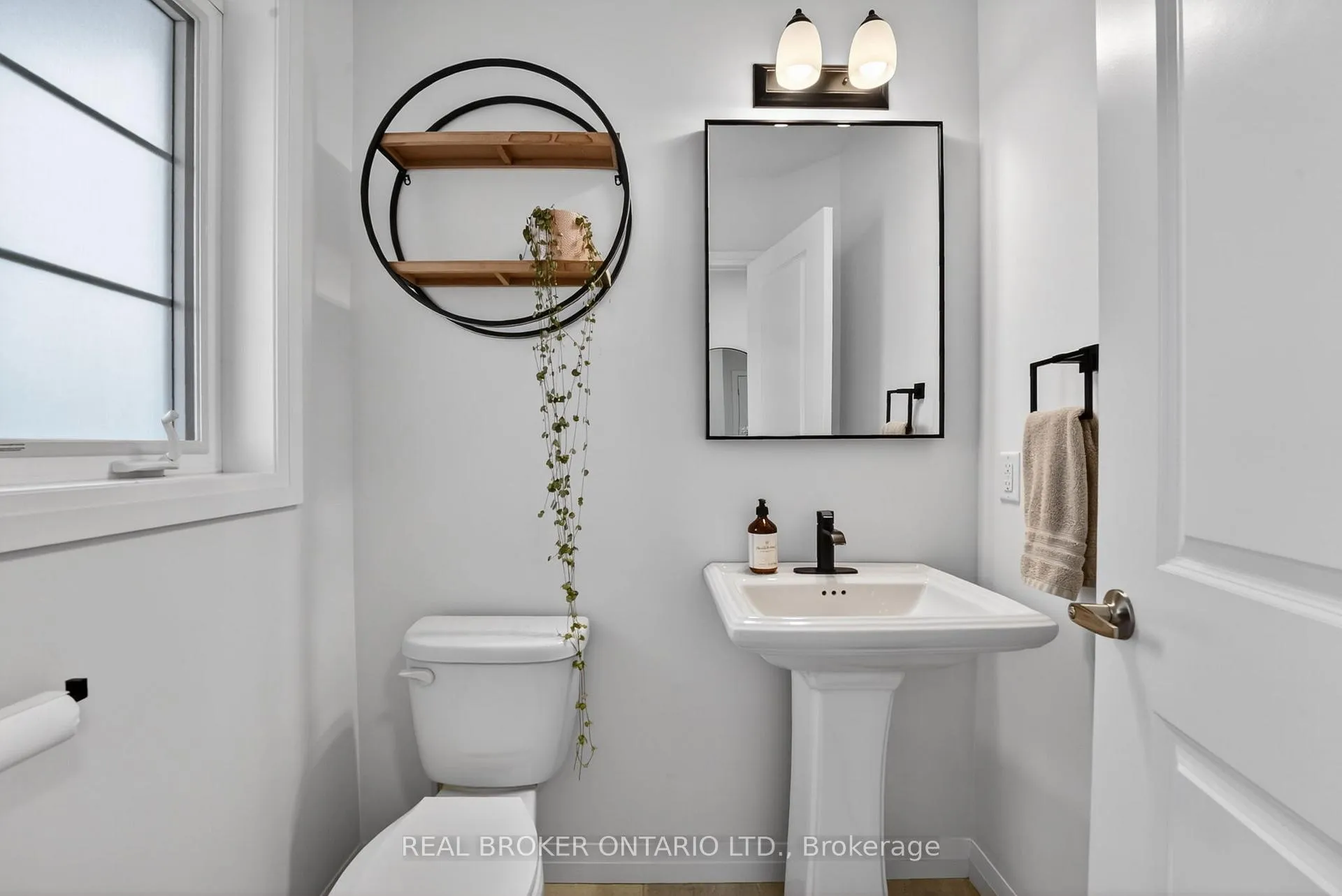 Photo 9 of 3980 Highland Park Drive, Lincoln, Beamsville — HOMEH
