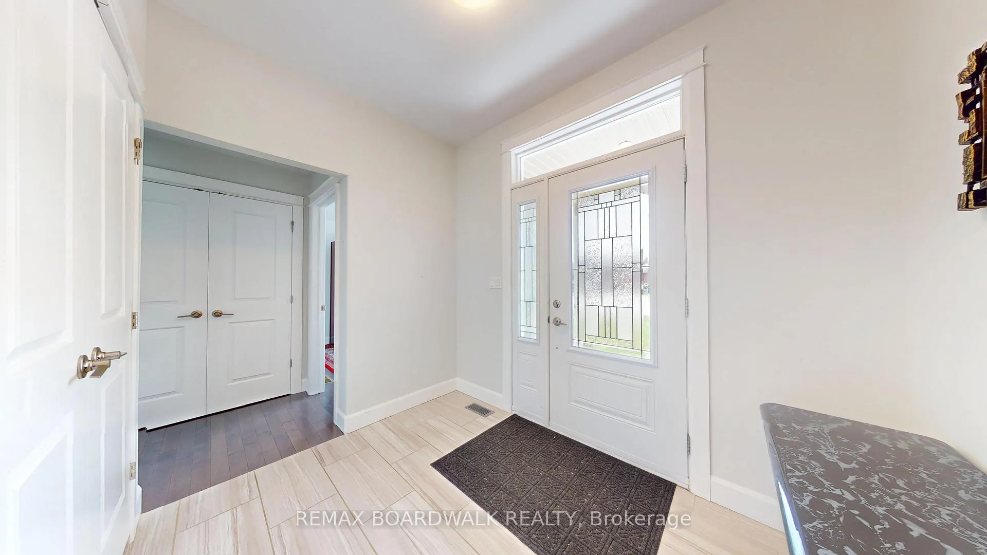 Photo 2 of 19 Donaldson Court, Brockville — HOMEH