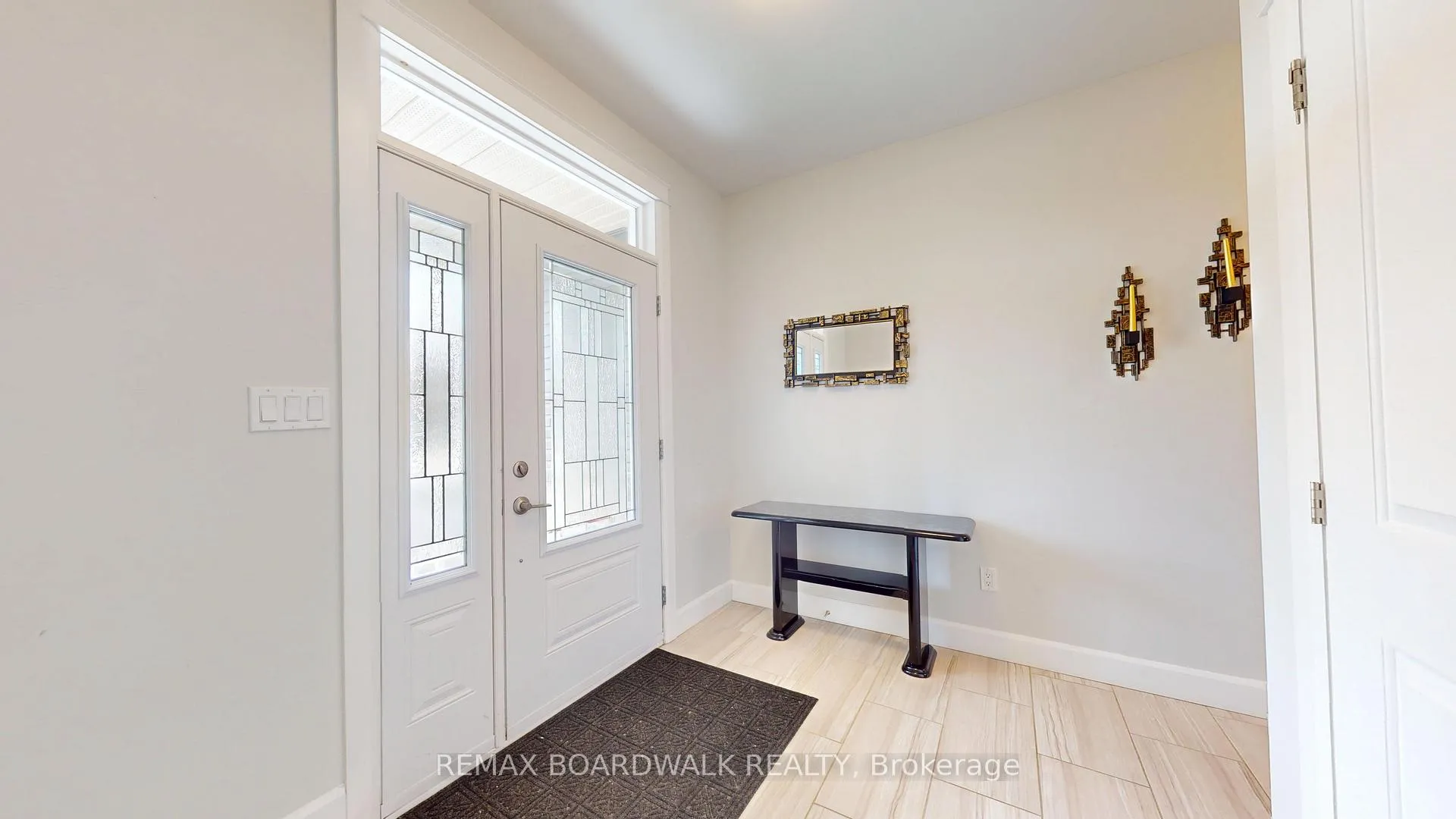Photo 3 of 19 Donaldson Court, Brockville — HOMEH