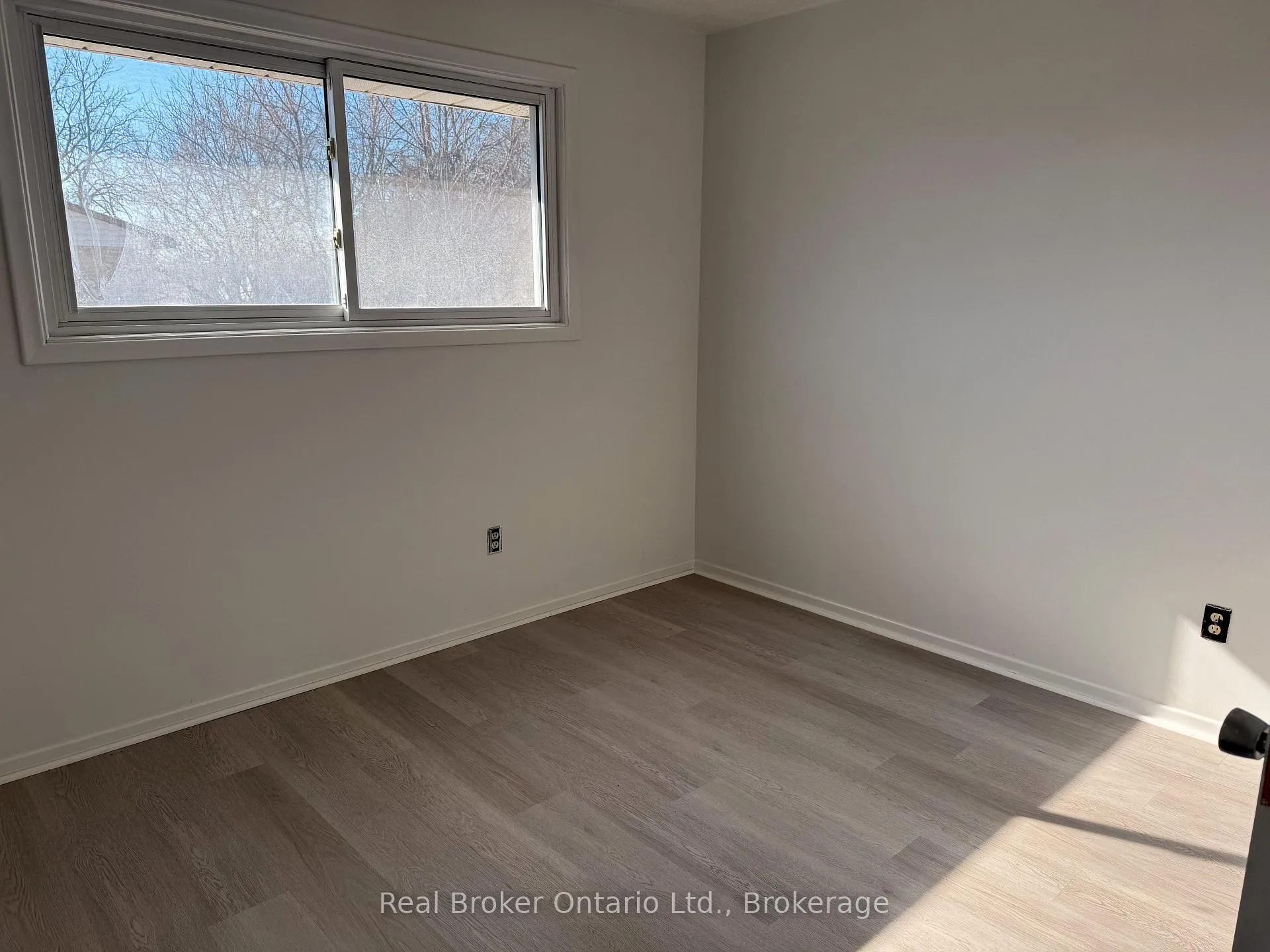 Photo 11 of 36 Graham Avenue, Brantford, Old West Brant — HOMEH