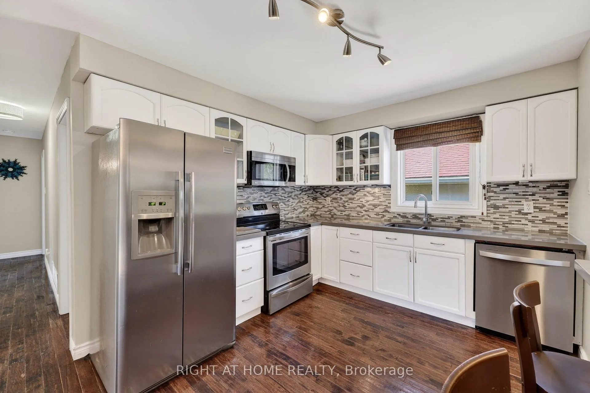 Photo 5 of 12 Elizabeth Street, Barrie, Ardagh — HOMEH