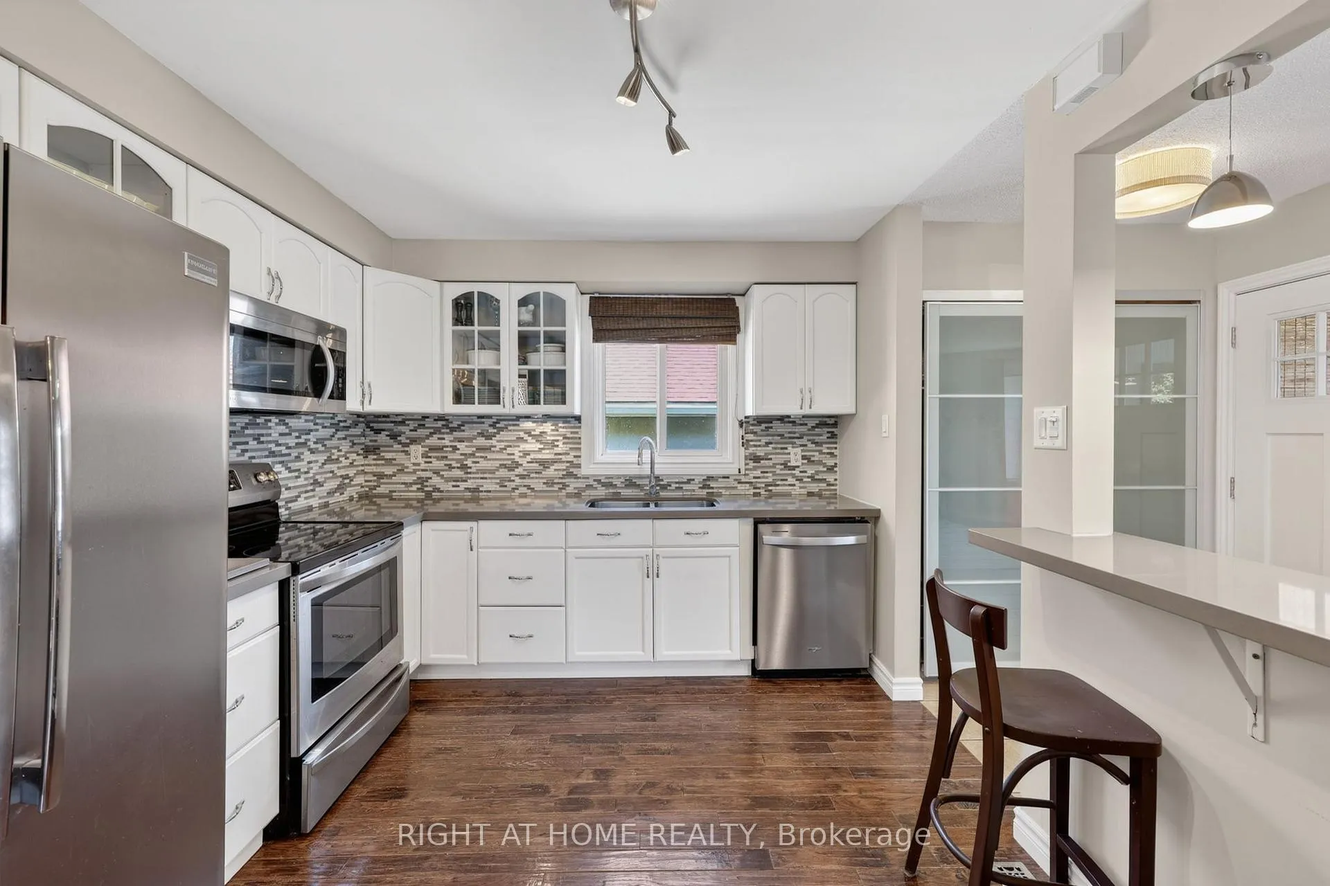 Photo 6 of 12 Elizabeth Street, Barrie, Ardagh — HOMEH