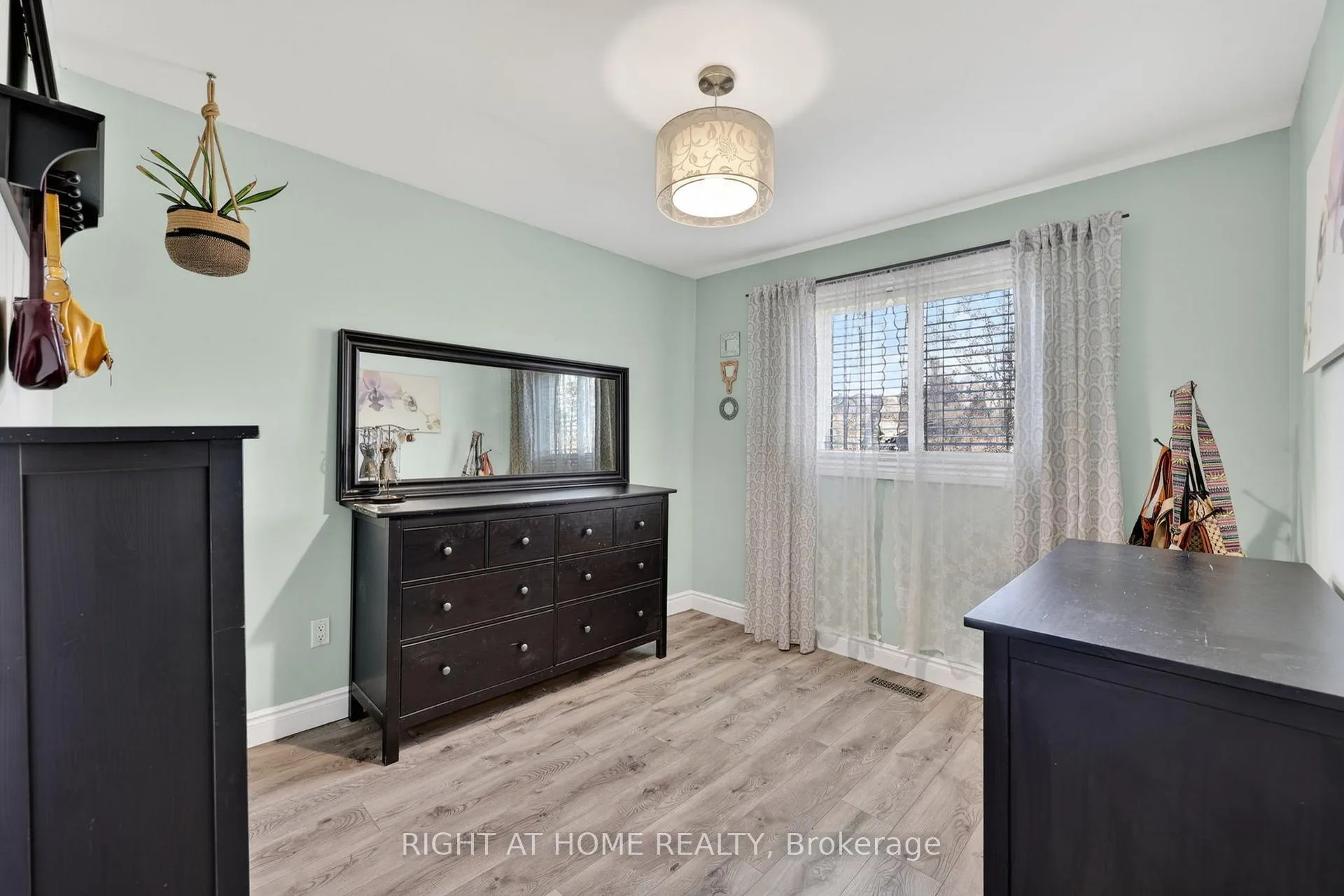 Photo 14 of 12 Elizabeth Street, Barrie, Ardagh — HOMEH