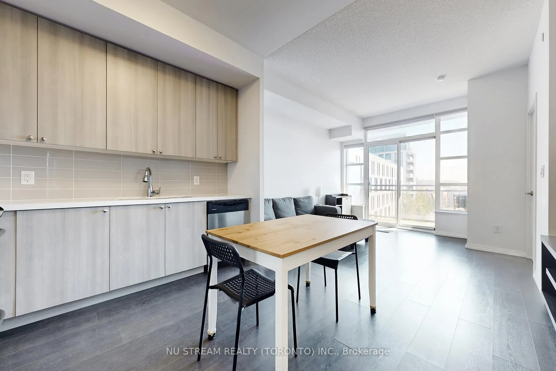 Photo 8 of Unit 535, 540 Bur Oak Avenue, Markham, Berczy — HOMEH