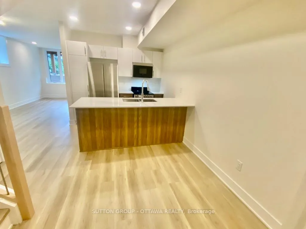 Photo 3 of Unit E, 152B Columbus Avenue E, Ottawa, Overbrook/Castle Heights — HOMEH