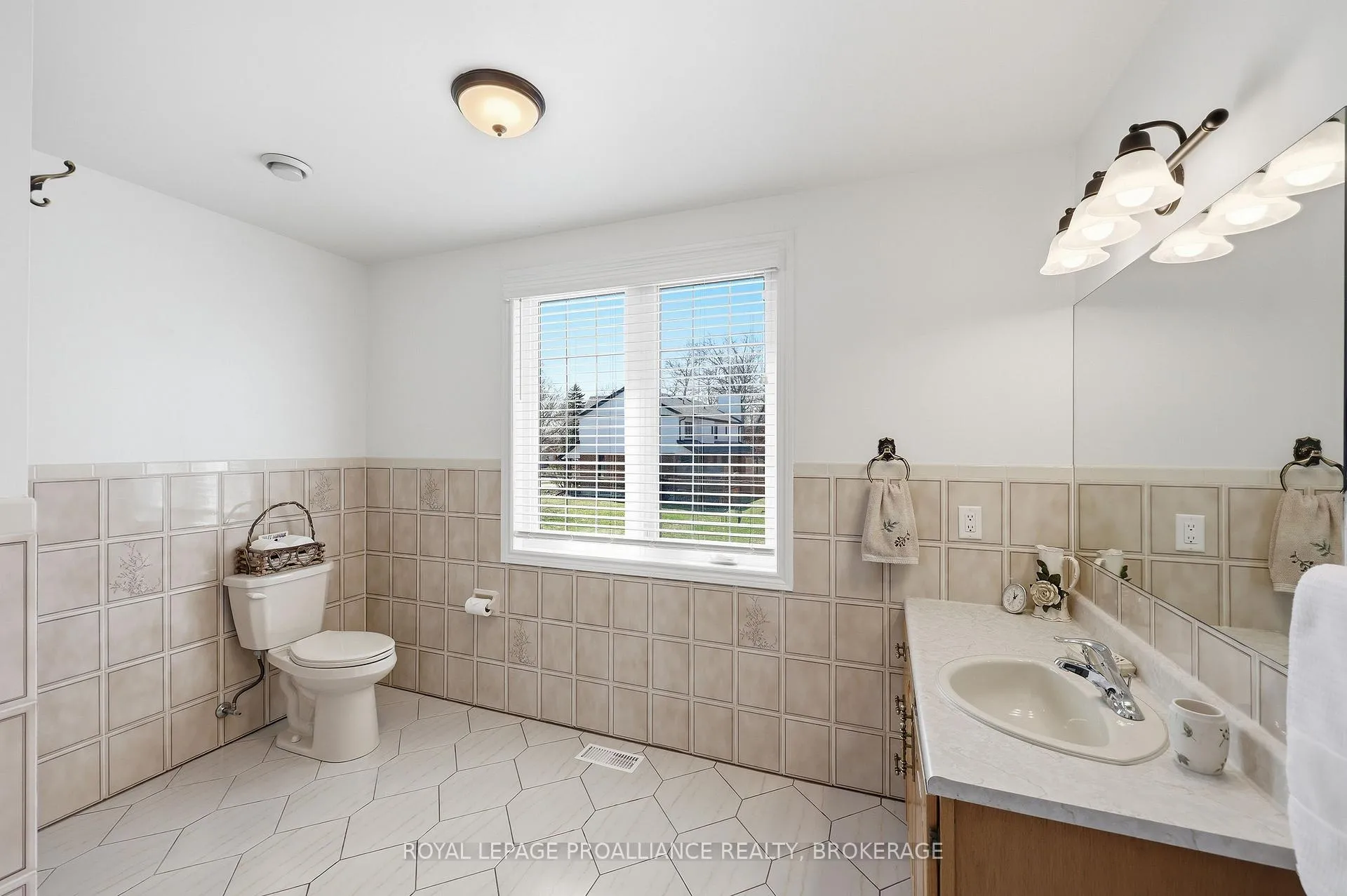 Photo 32 of 611 Rankin Crescent, Kingston, South of Taylor-Kidd Blvd — HOMEH
