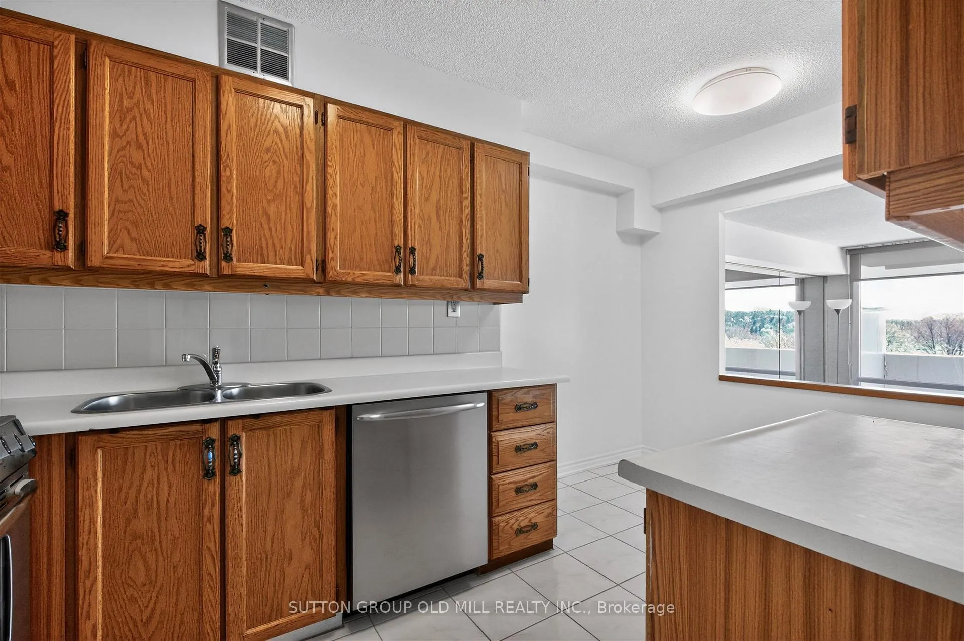 Photo 11 of Unit 613, 240 Scarlett Road, Toronto, Rockcliffe-Smythe — HOMEH