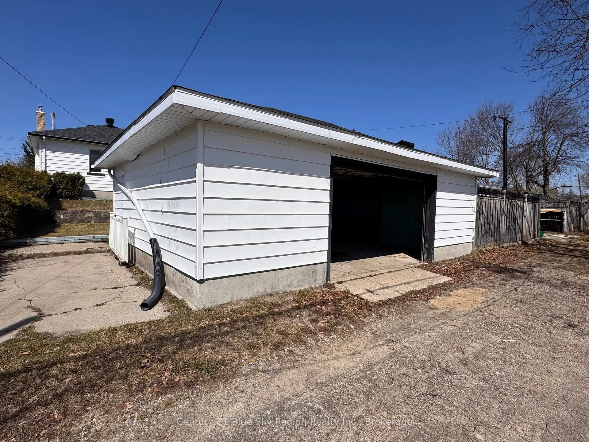 Photo 5 of 918 Douglas Street, North Bay, Central — HOMEH