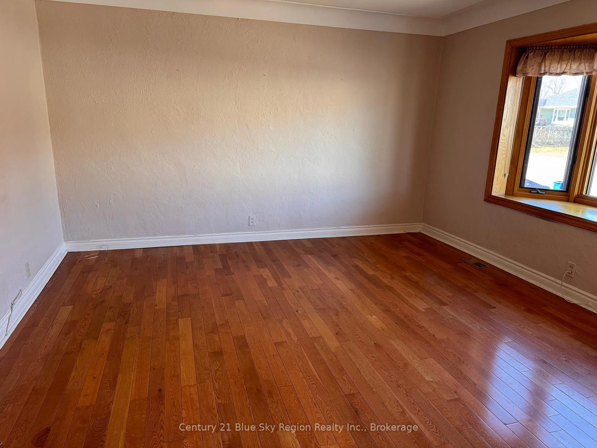 Photo 8 of 918 Douglas Street, North Bay, Central — HOMEH