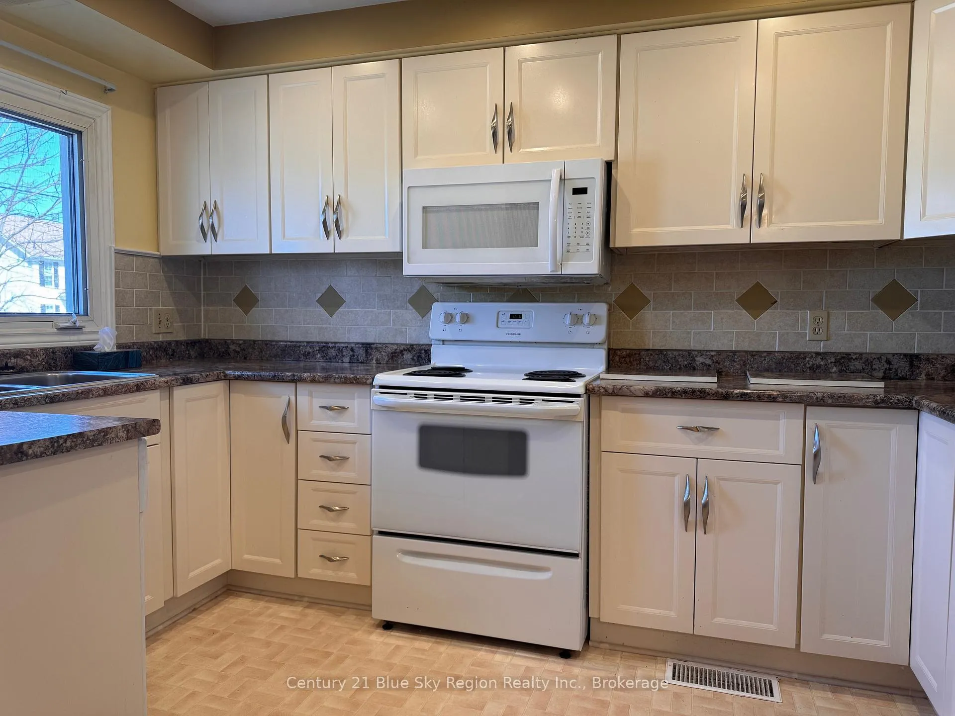 Photo 10 of 918 Douglas Street, North Bay, Central — HOMEH