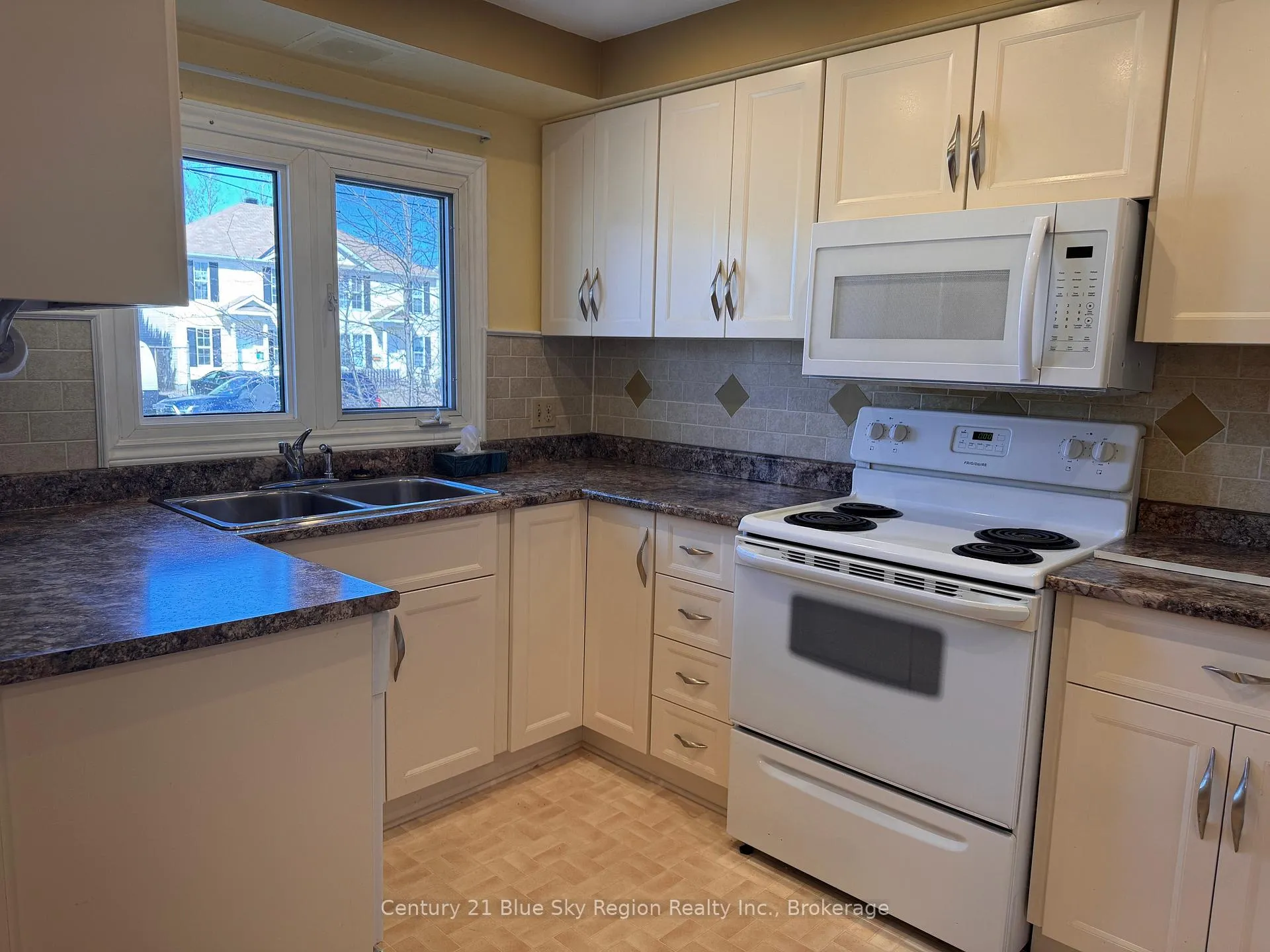Photo 11 of 918 Douglas Street, North Bay, Central — HOMEH