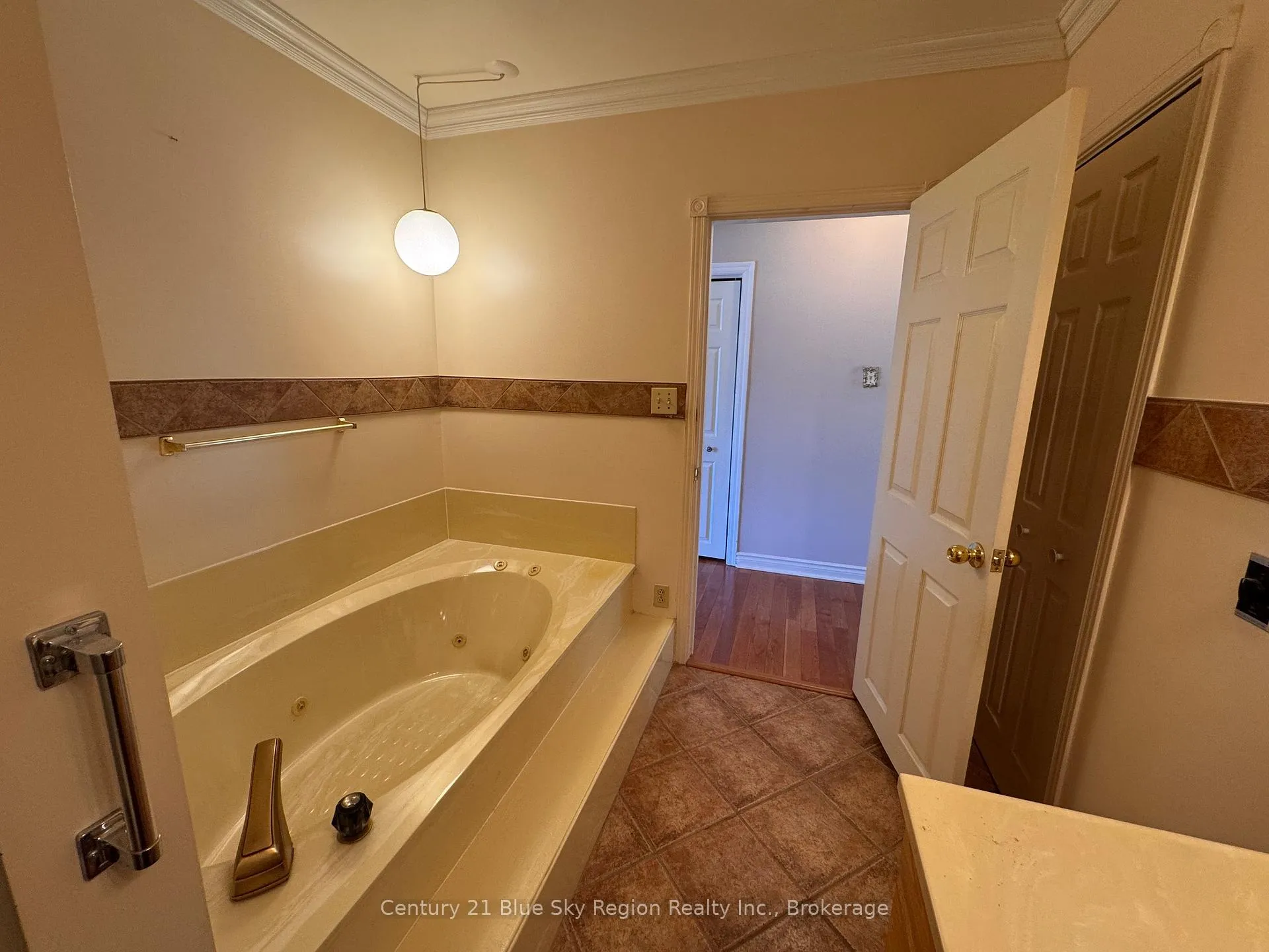 Photo 17 of 918 Douglas Street, North Bay, Central — HOMEH