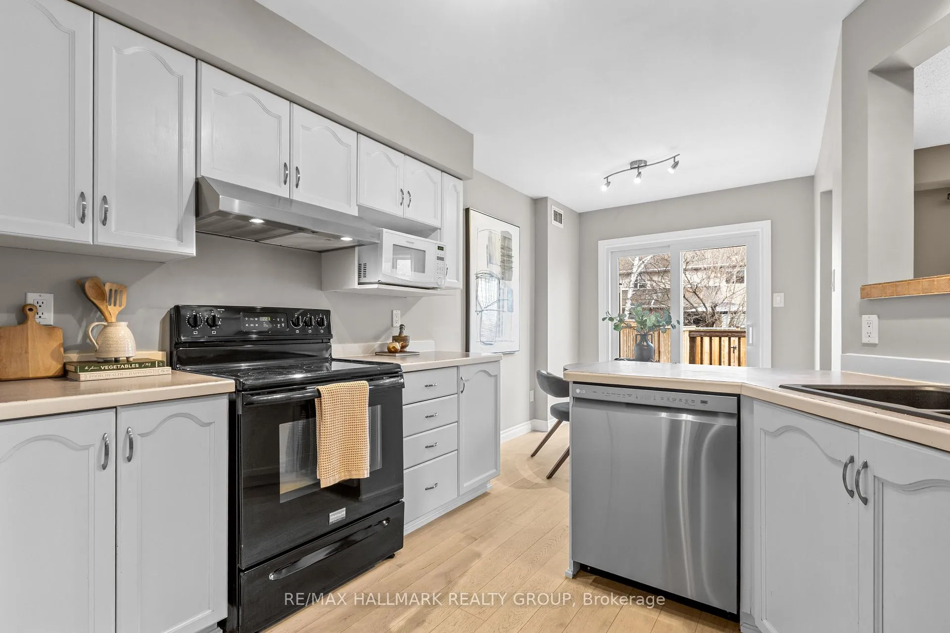 Photo 12 of 25 Oriska Way, Ottawa, Barrhaven - Longfields — HOMEH