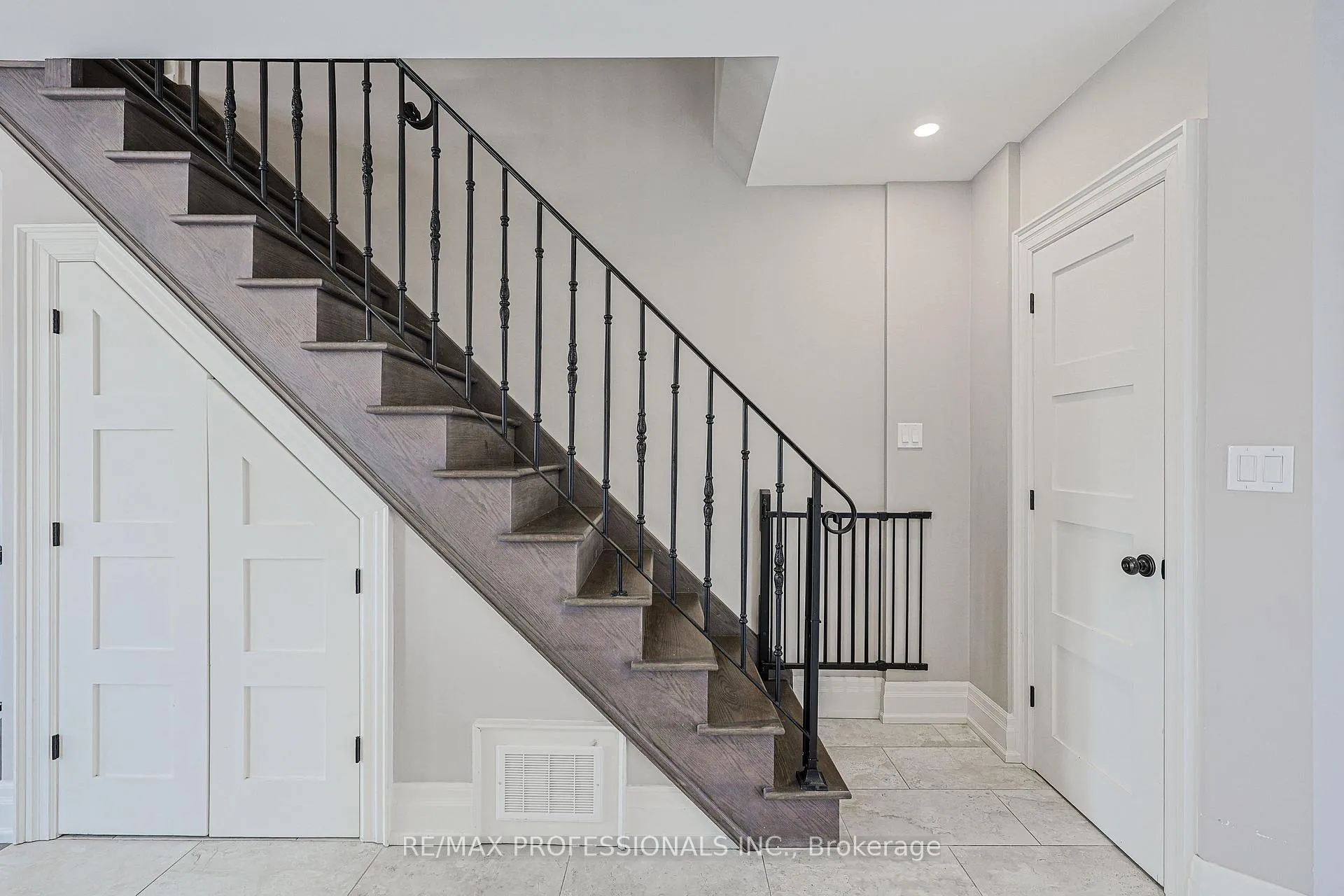 Photo 20 of 9B Harlton Crescent, Toronto, Keelesdale-Eglinton West — HOMEH