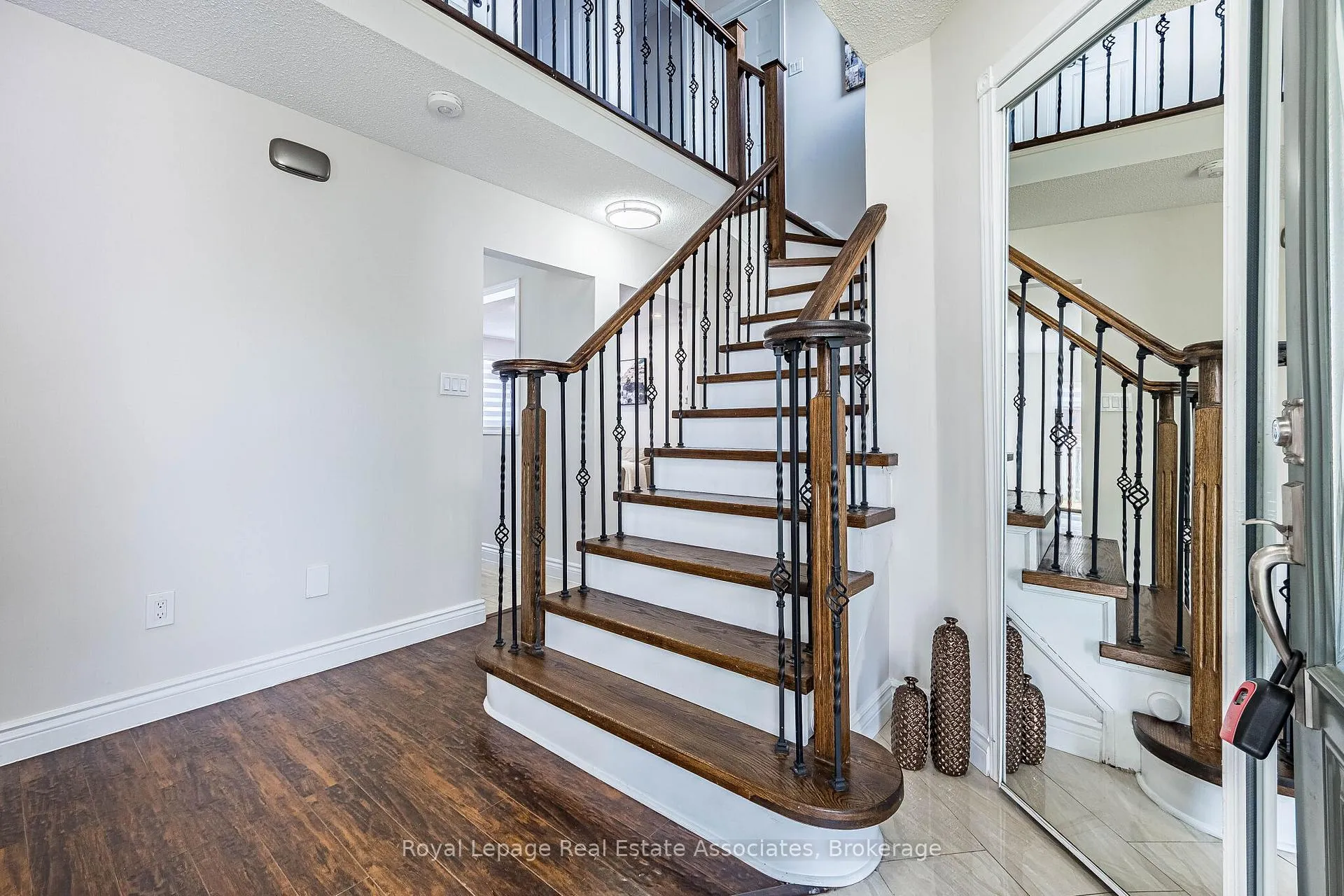 Photo 4 of 71 Drinkwater Drive, Brampton, Fletcher's West — HOMEH
