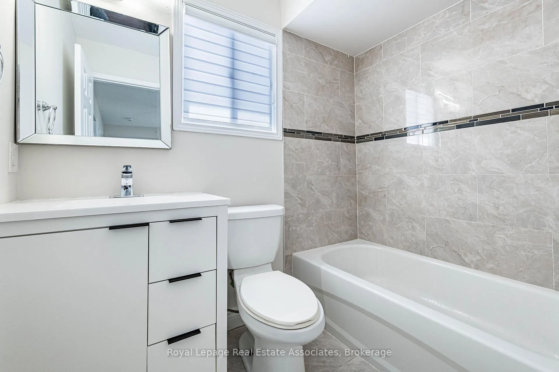 Photo 34 of 71 Drinkwater Drive, Brampton, Fletcher's West — HOMEH