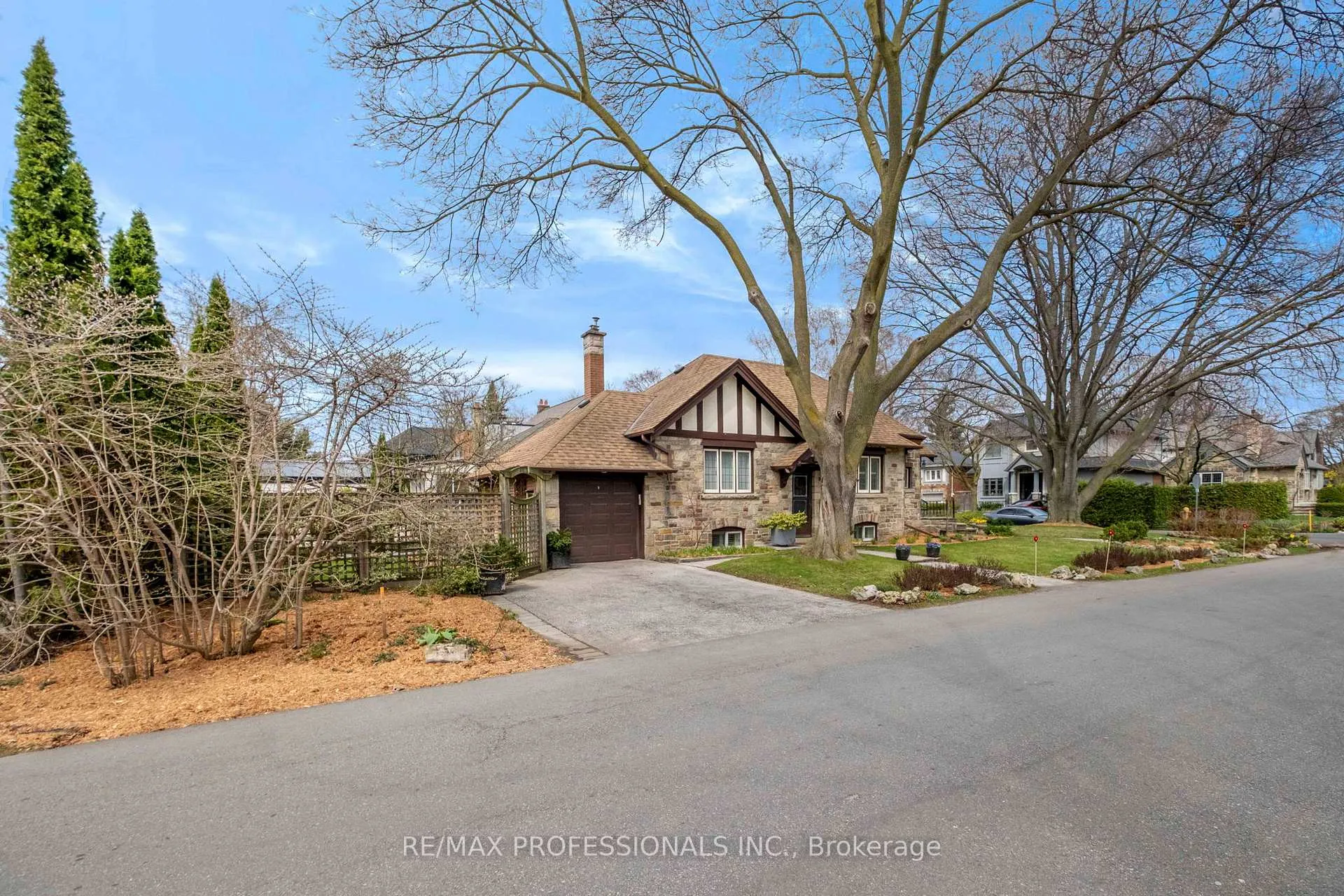 Photo 1 of 10 Edgemore Drive, Etobicoke, Stonegate-Queensway — HOMEH