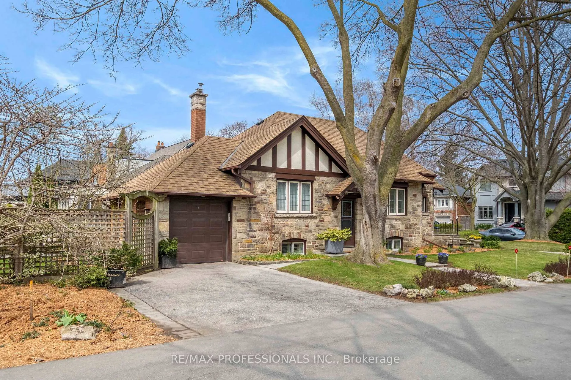 Photo 2 of 10 Edgemore Drive, Etobicoke, Stonegate-Queensway — HOMEH