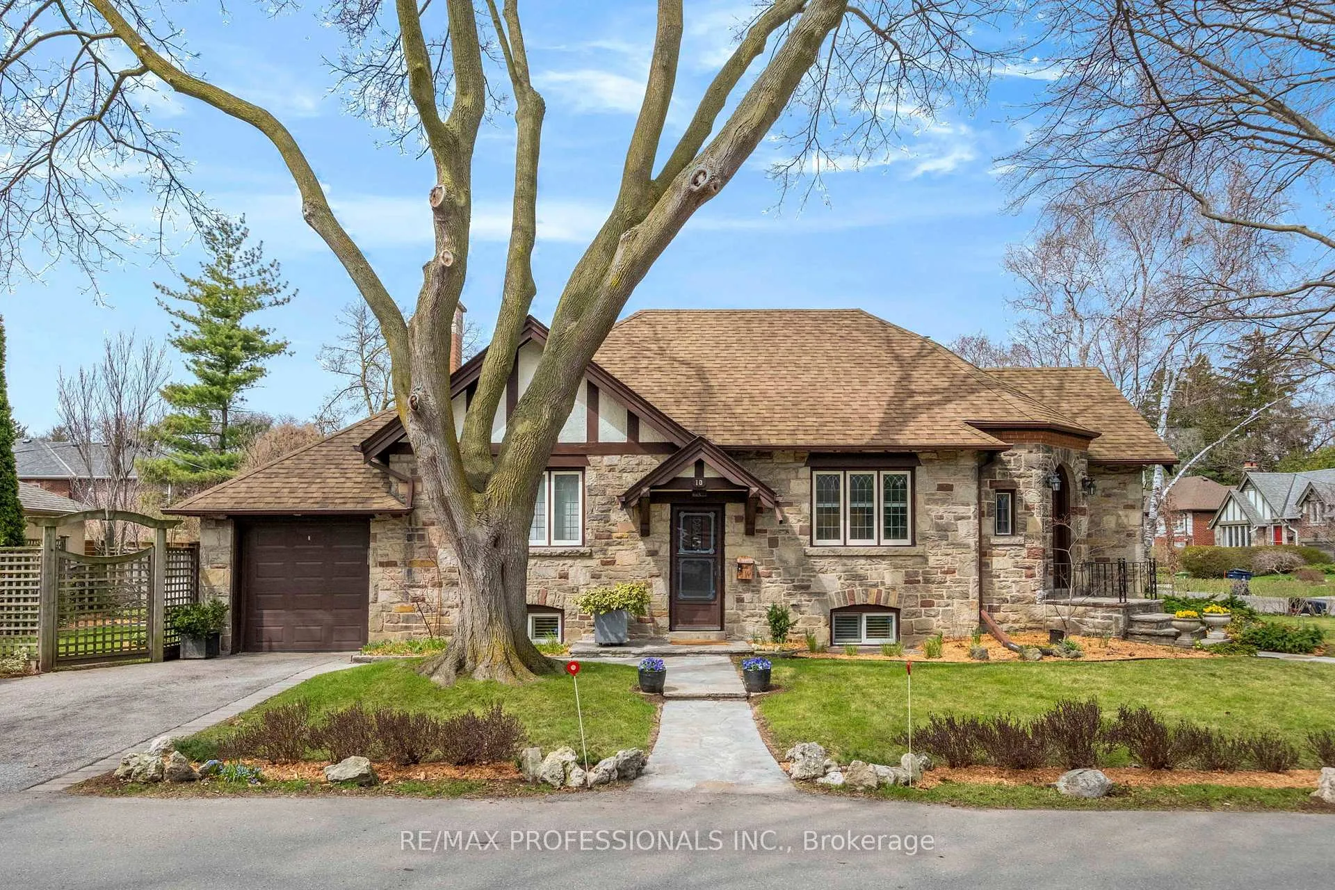 Photo 3 of 10 Edgemore Drive, Etobicoke, Stonegate-Queensway — HOMEH