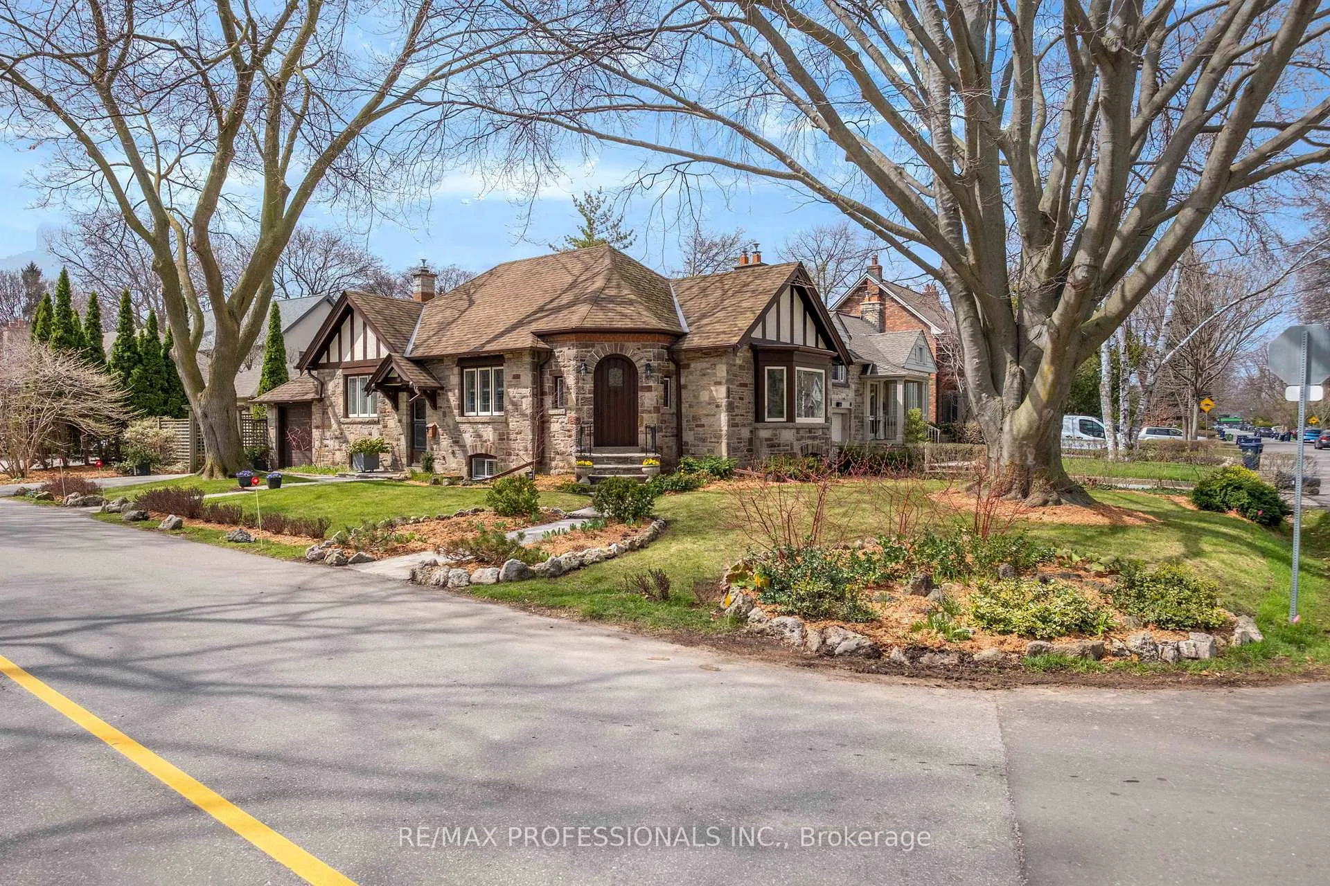 Photo 4 of 10 Edgemore Drive, Etobicoke, Stonegate-Queensway — HOMEH