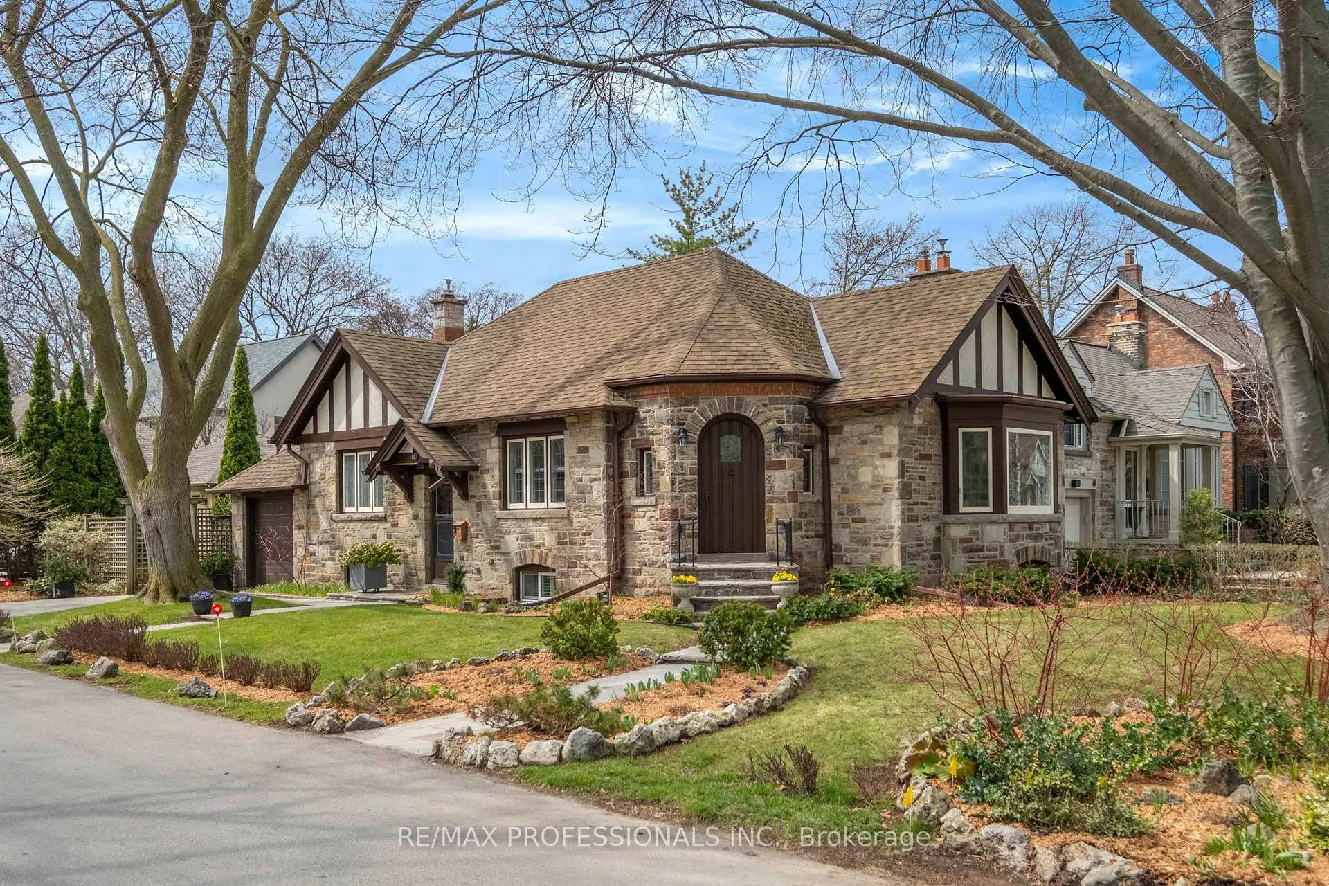 Photo 5 of 10 Edgemore Drive, Etobicoke, Stonegate-Queensway — HOMEH