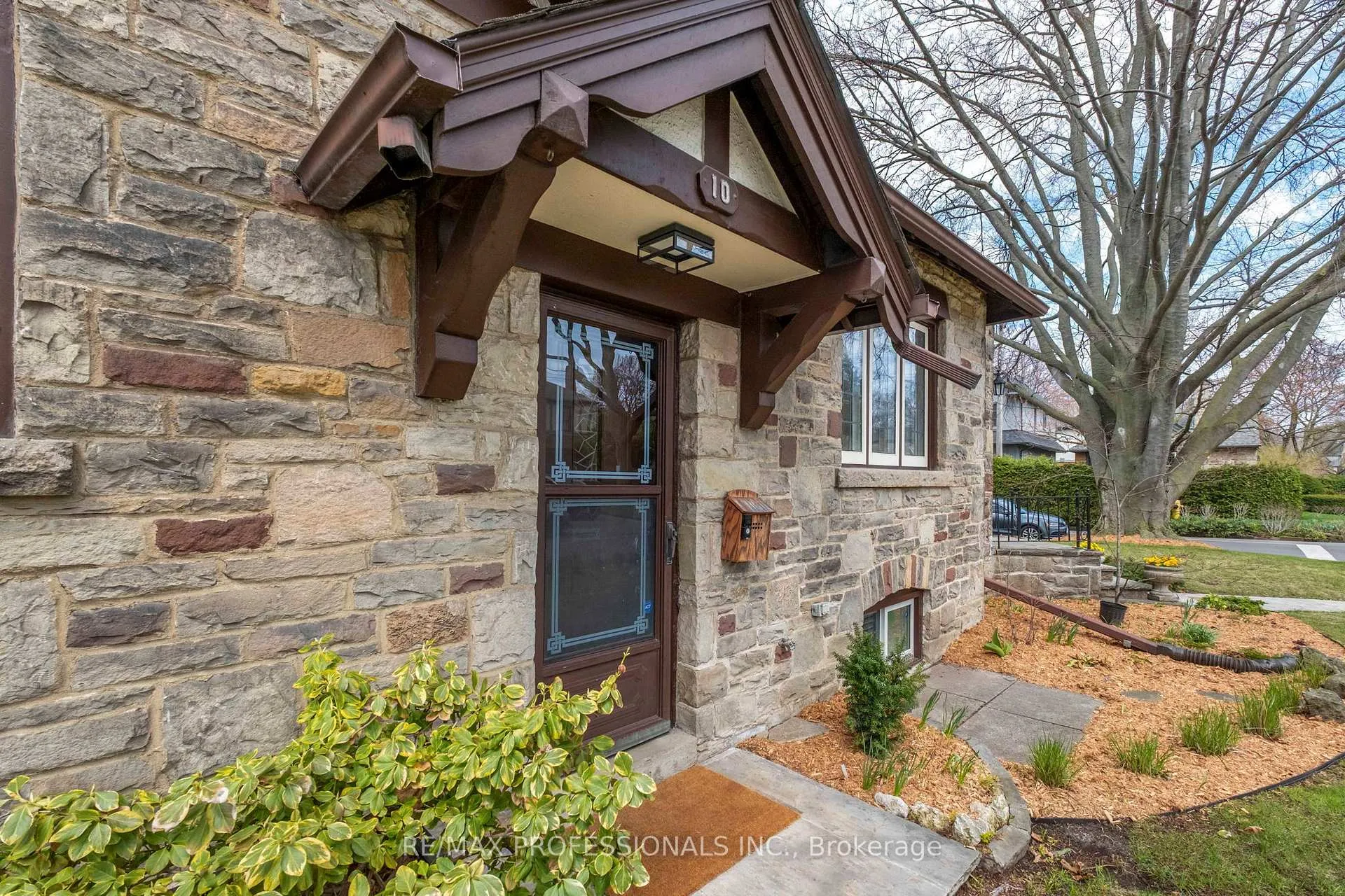 Photo 6 of 10 Edgemore Drive, Etobicoke, Stonegate-Queensway — HOMEH