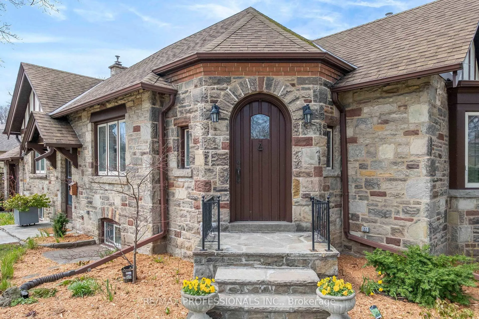 Photo 7 of 10 Edgemore Drive, Etobicoke, Stonegate-Queensway — HOMEH