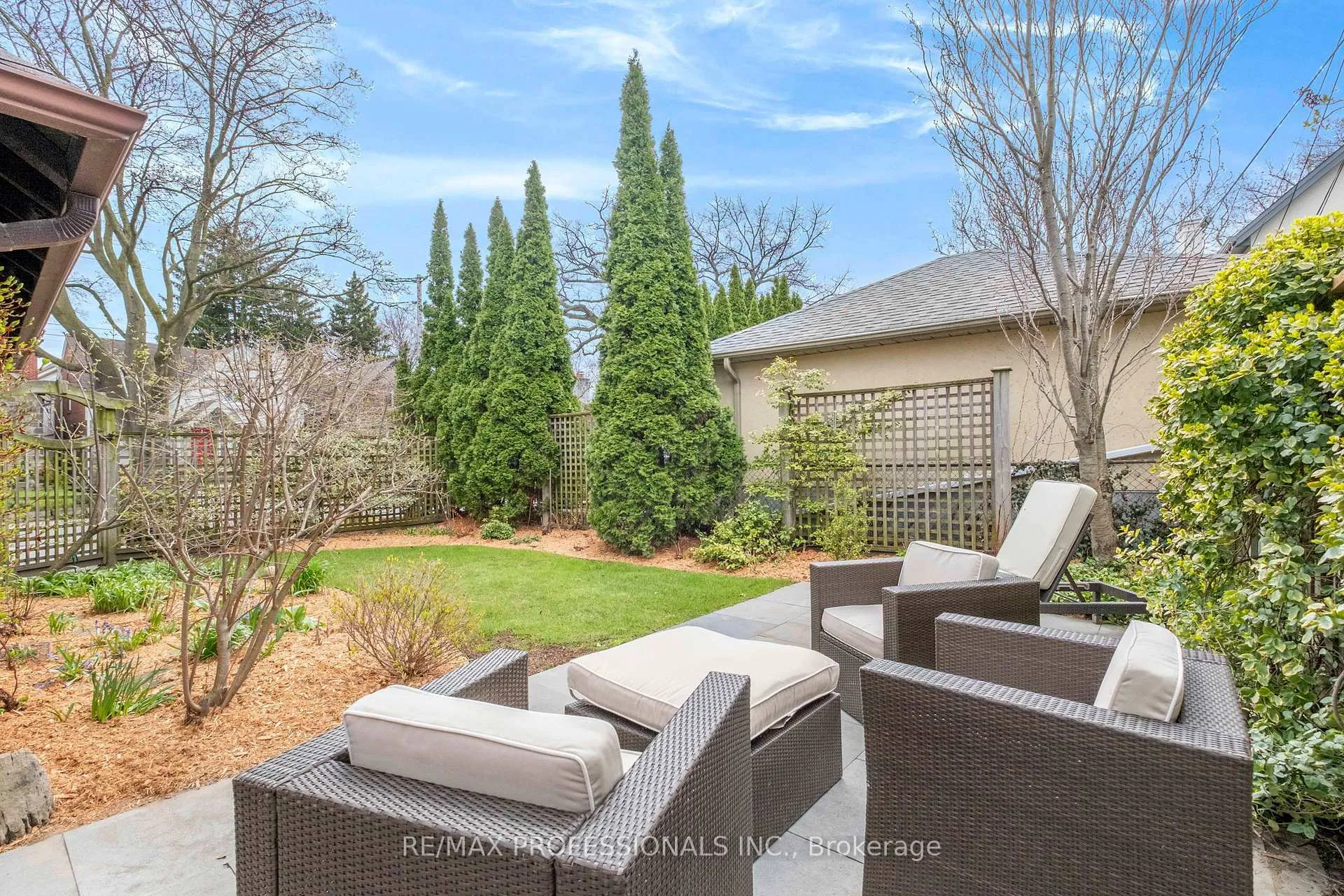 Photo 35 of 10 Edgemore Drive, Etobicoke, Stonegate-Queensway — HOMEH