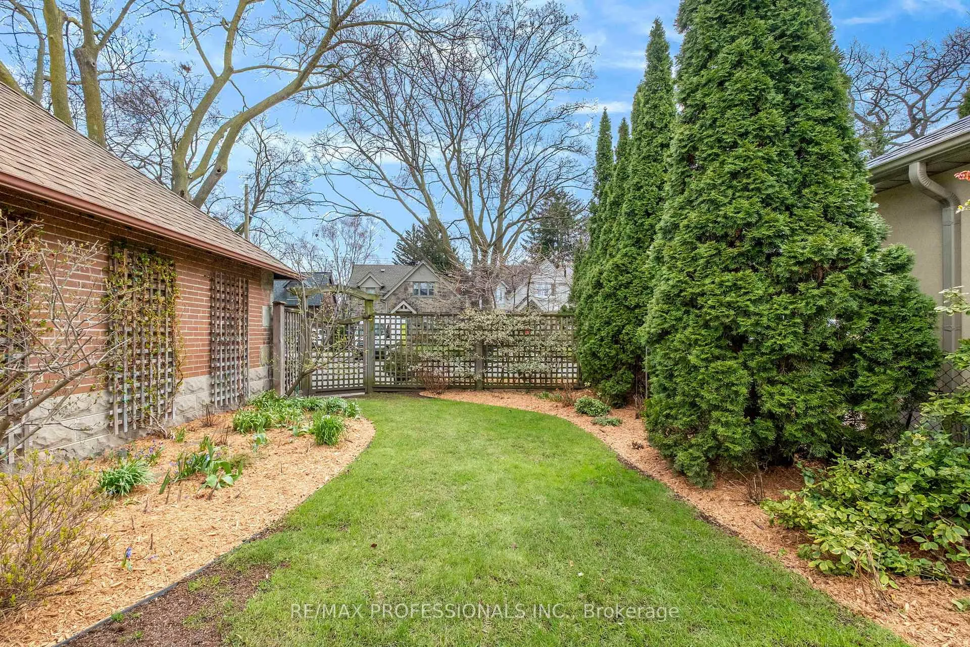 Photo 37 of 10 Edgemore Drive, Etobicoke, Stonegate-Queensway — HOMEH