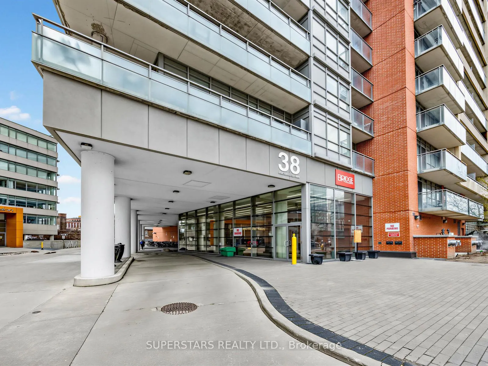 Photo 4 of 38 Joe Shuster Way, Toronto, South Parkdale — HOMEH