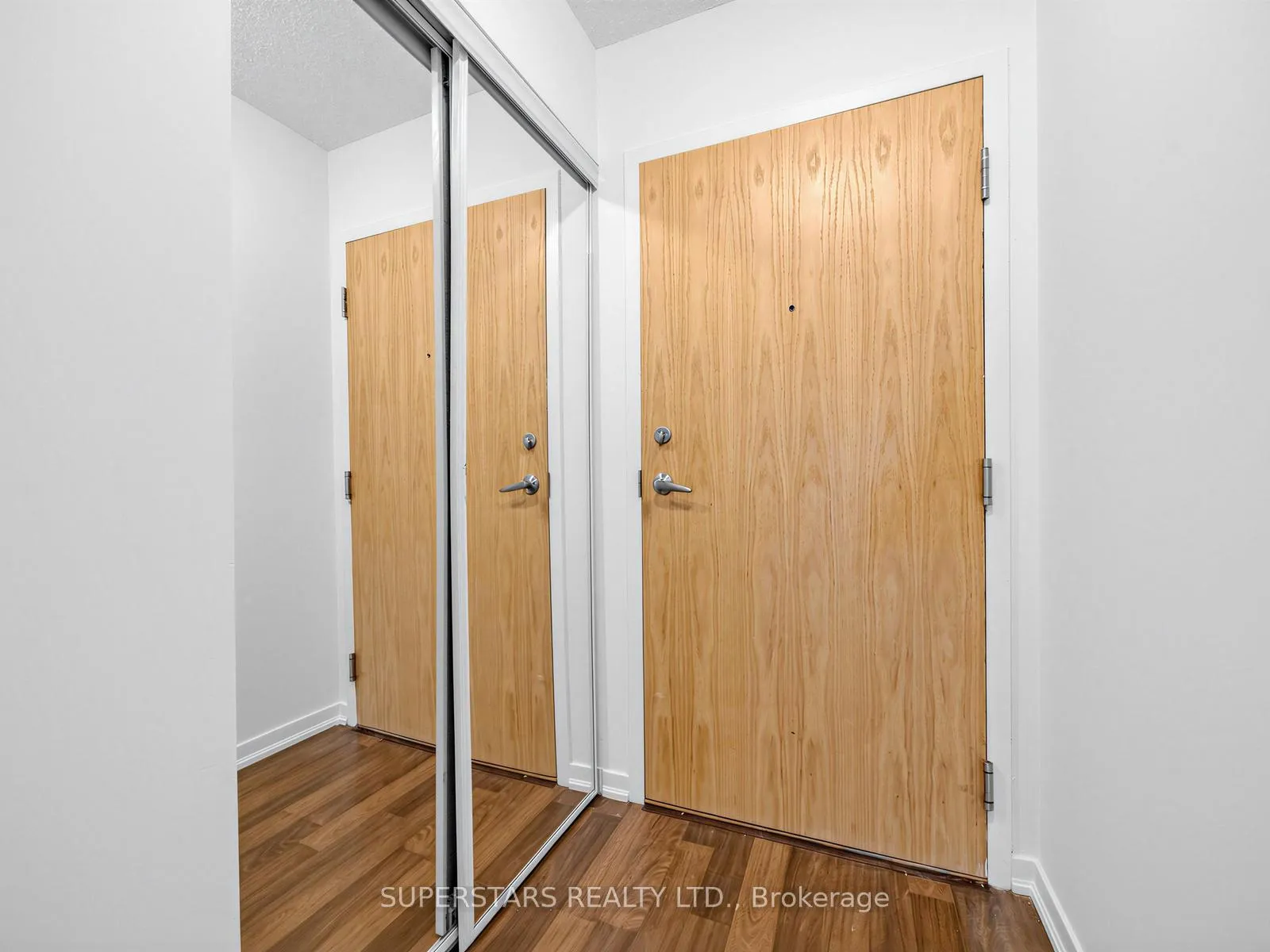 Photo 5 of 38 Joe Shuster Way, Toronto, South Parkdale — HOMEH