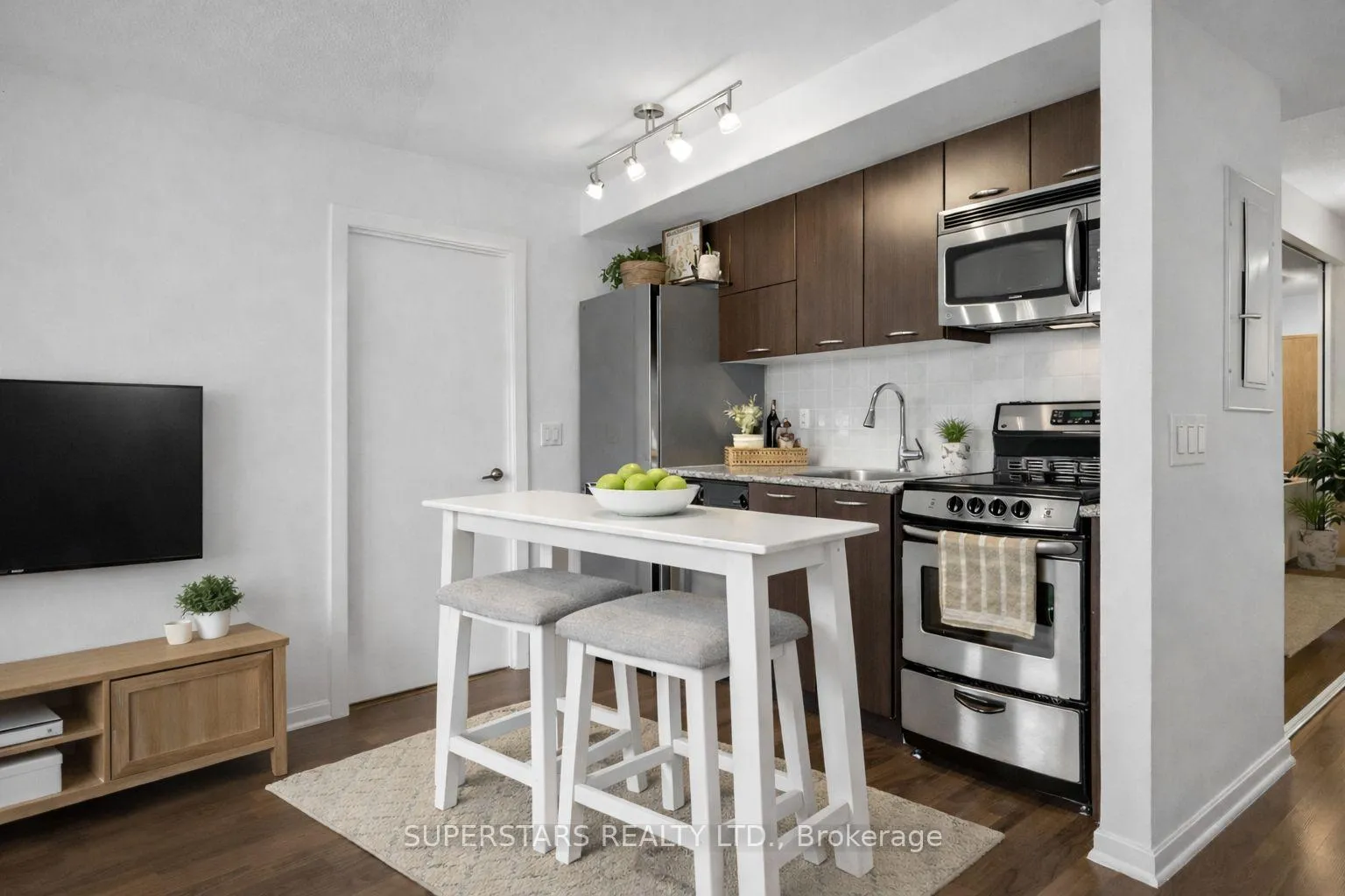 Photo 8 of 38 Joe Shuster Way, Toronto, South Parkdale — HOMEH