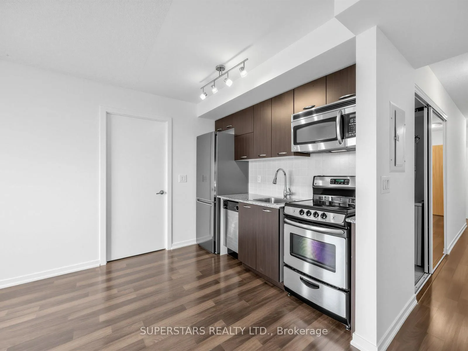 Photo 9 of 38 Joe Shuster Way, Toronto, South Parkdale — HOMEH