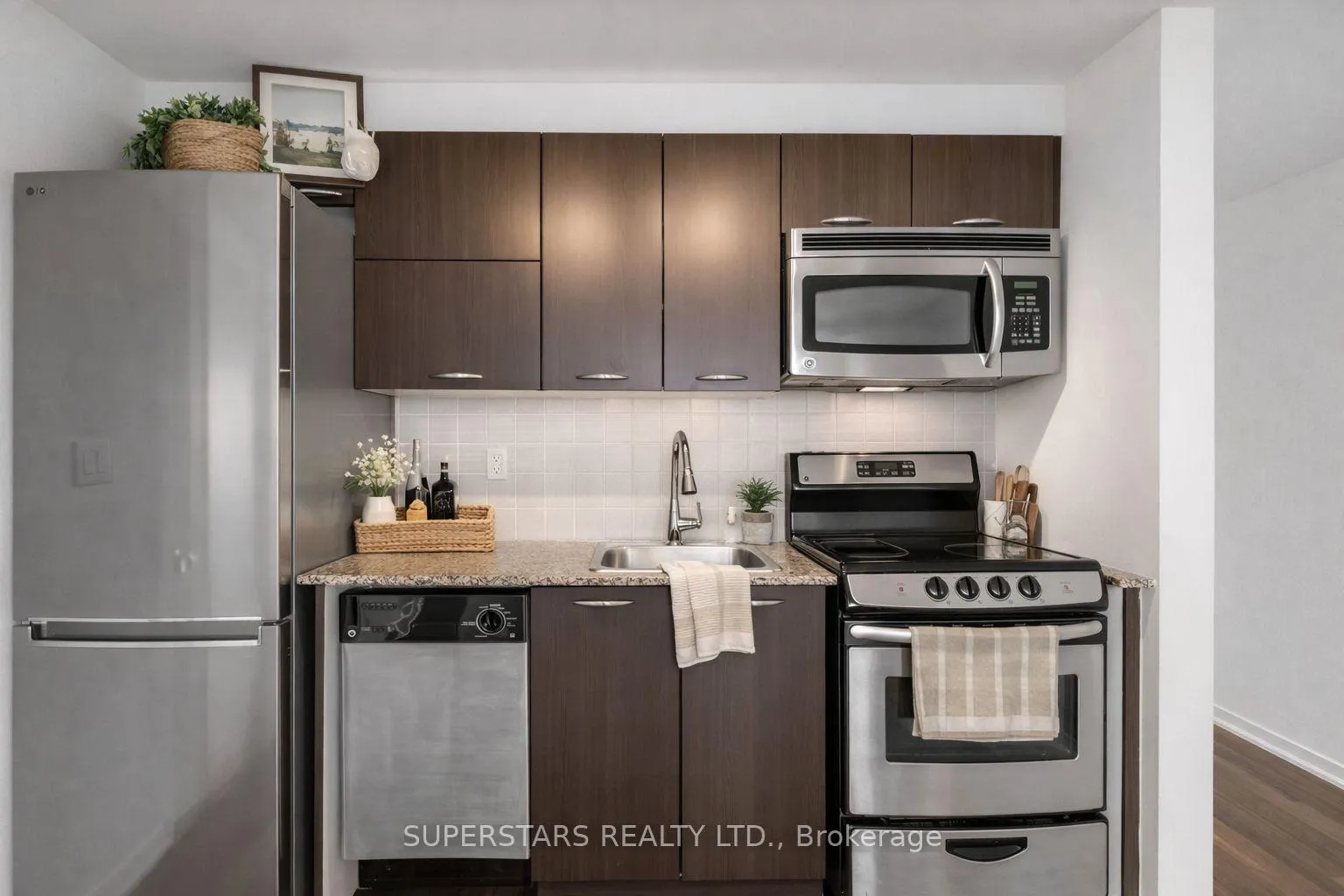 Photo 10 of 38 Joe Shuster Way, Toronto, South Parkdale — HOMEH