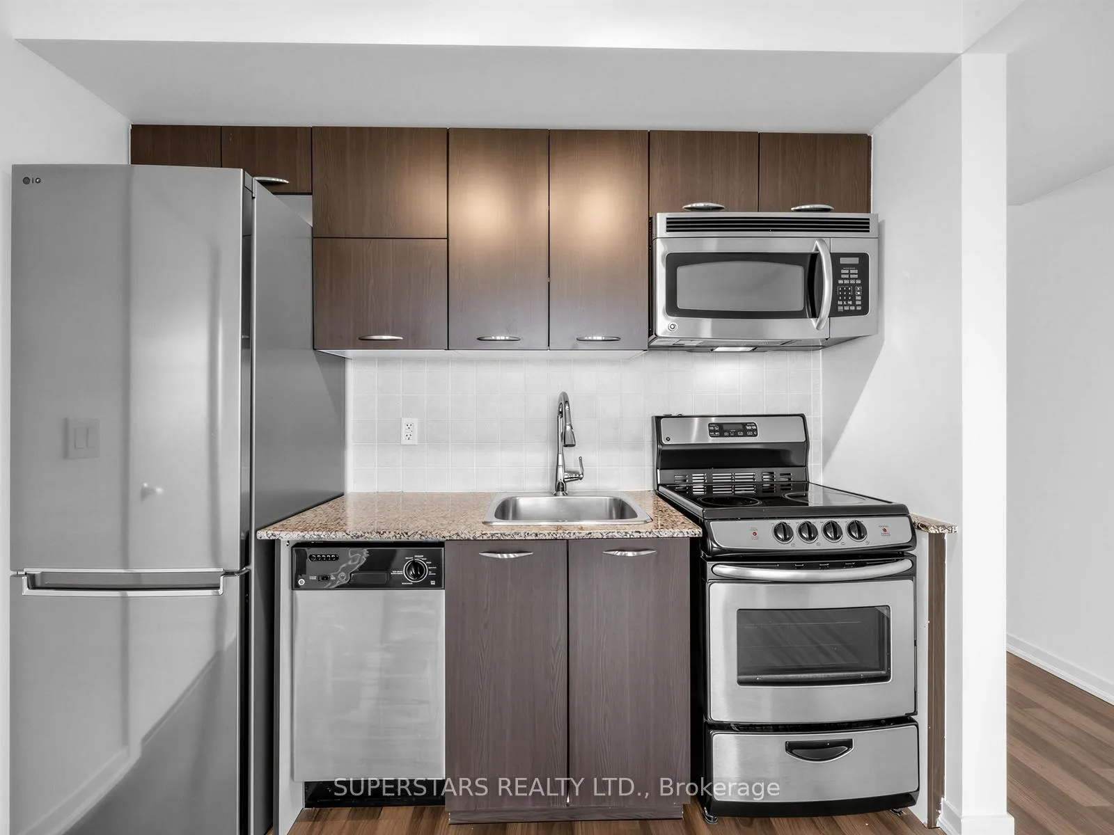 Photo 11 of 38 Joe Shuster Way, Toronto, South Parkdale — HOMEH