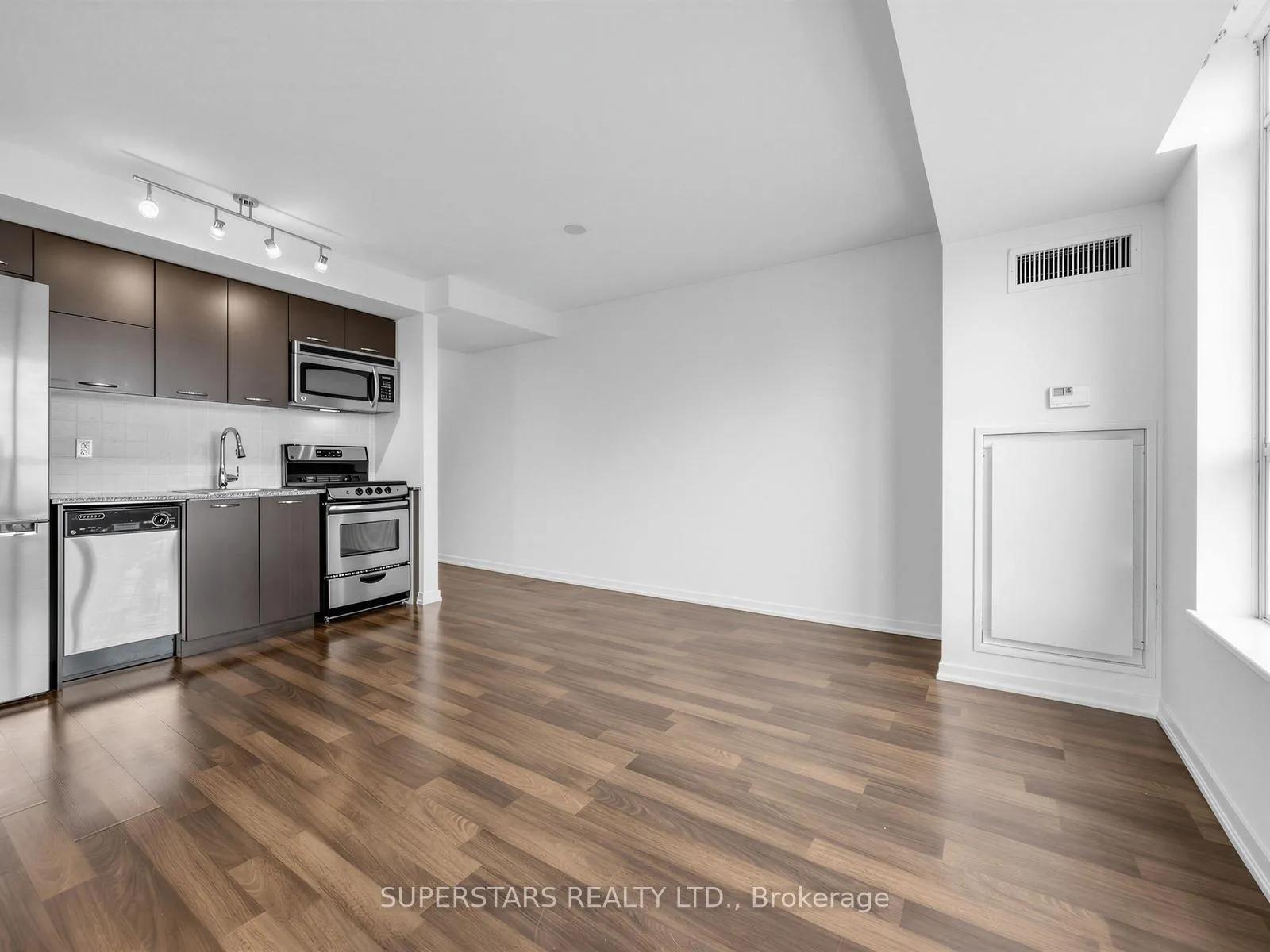 Photo 13 of 38 Joe Shuster Way, Toronto, South Parkdale — HOMEH