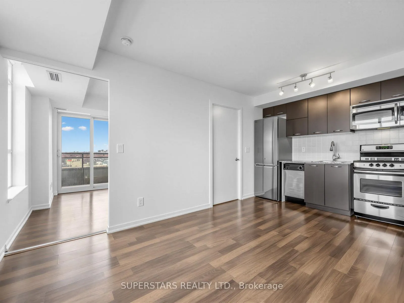 Photo 14 of 38 Joe Shuster Way, Toronto, South Parkdale — HOMEH